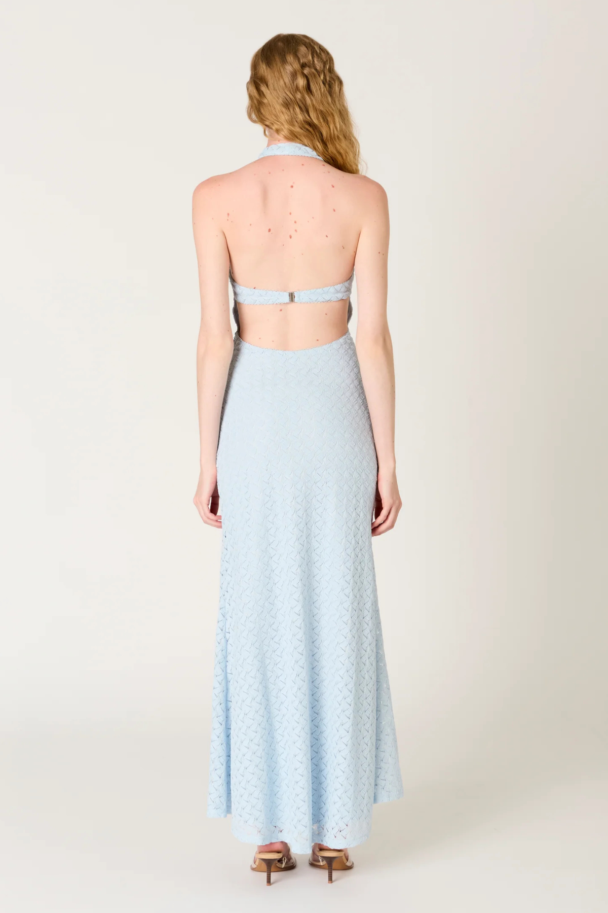 Vista trasera del vestido largo halter azul claro con silueta fluida perfecto para eventos, vacaciones y looks elegantes de verano