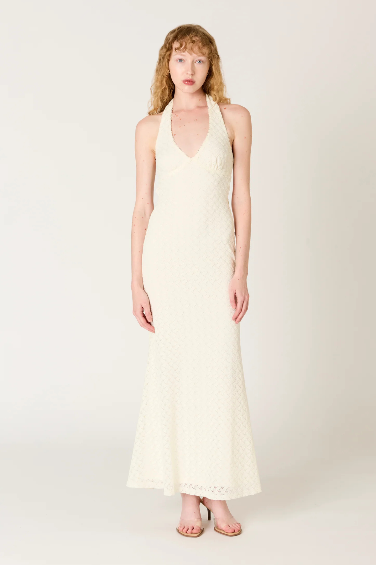 Modelo con vestido maxi ecru estampado con caída ligera perfecto para beach club, vacaciones y looks sofisticados