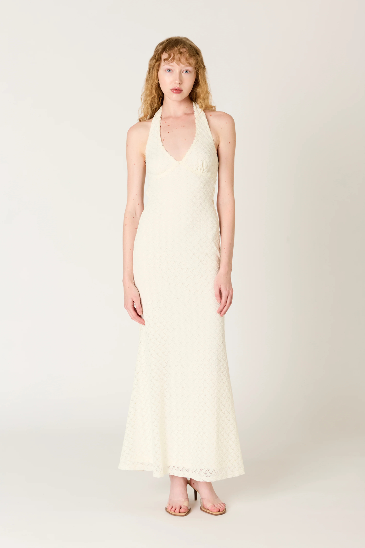 Modelo con vestido maxi ecru estampado con caída ligera perfecto para beach club, vacaciones y looks sofisticados