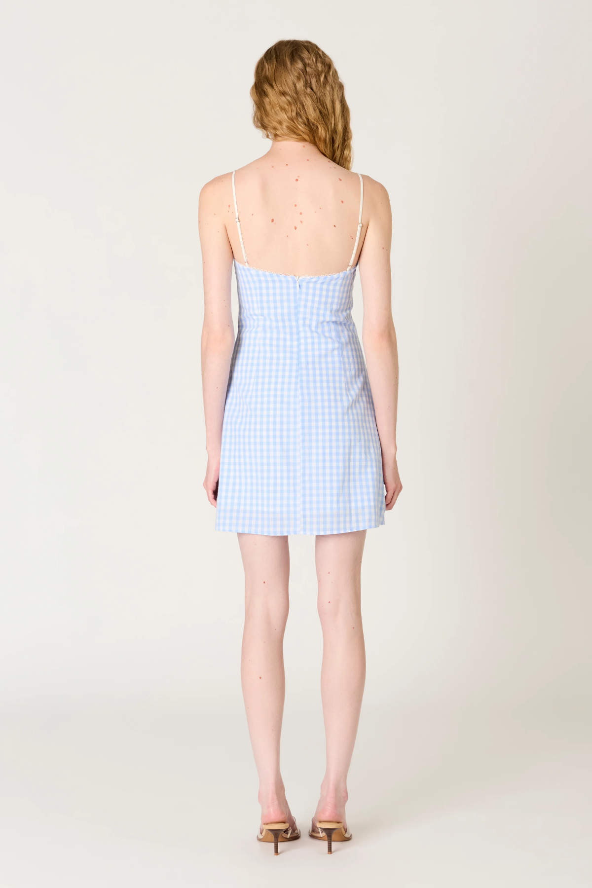 vista trasera vestido corto chambray con diseño relajado y silueta favorecedora perfecto para outfits casual chic y verano