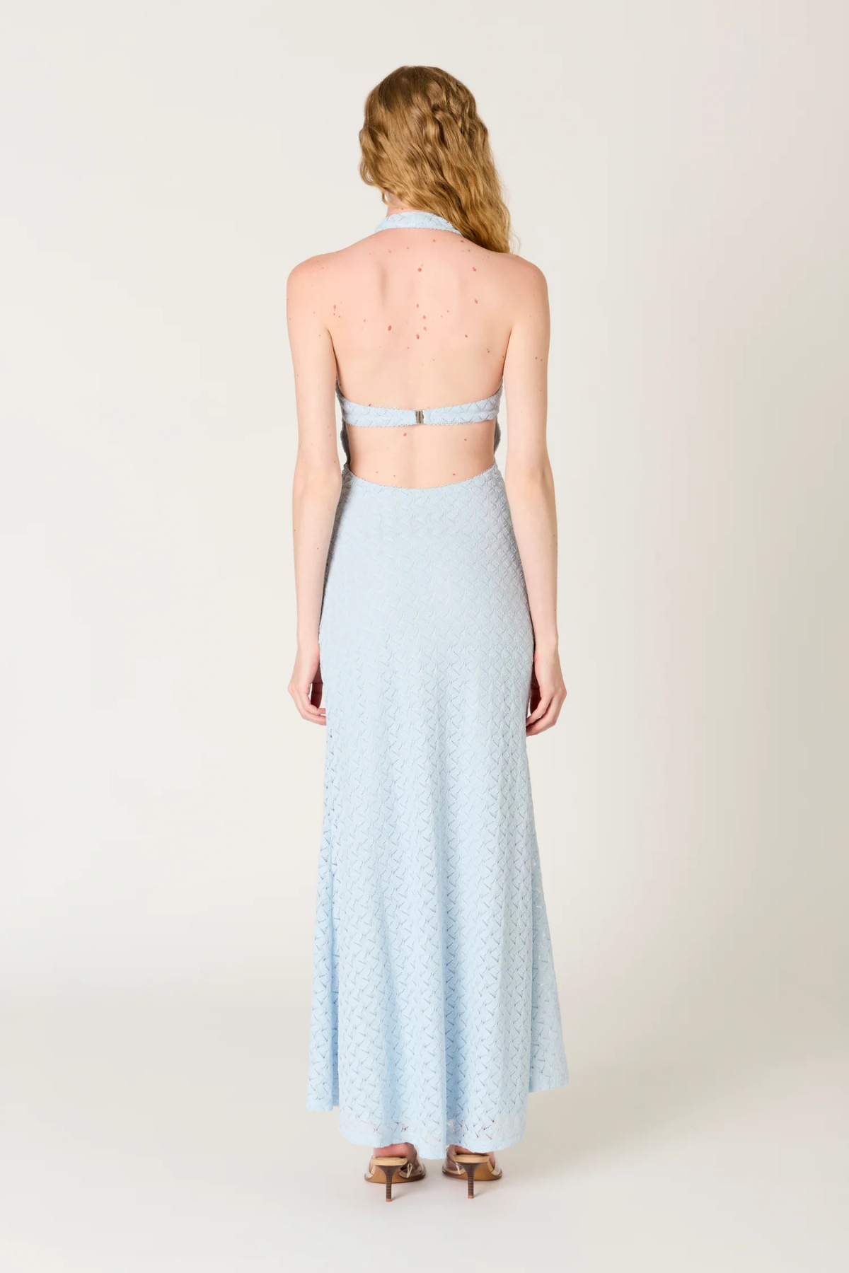 Vestido maxi sky con diseño fluido y estética mediterránea perfecto para vacaciones y looks elegantes de día