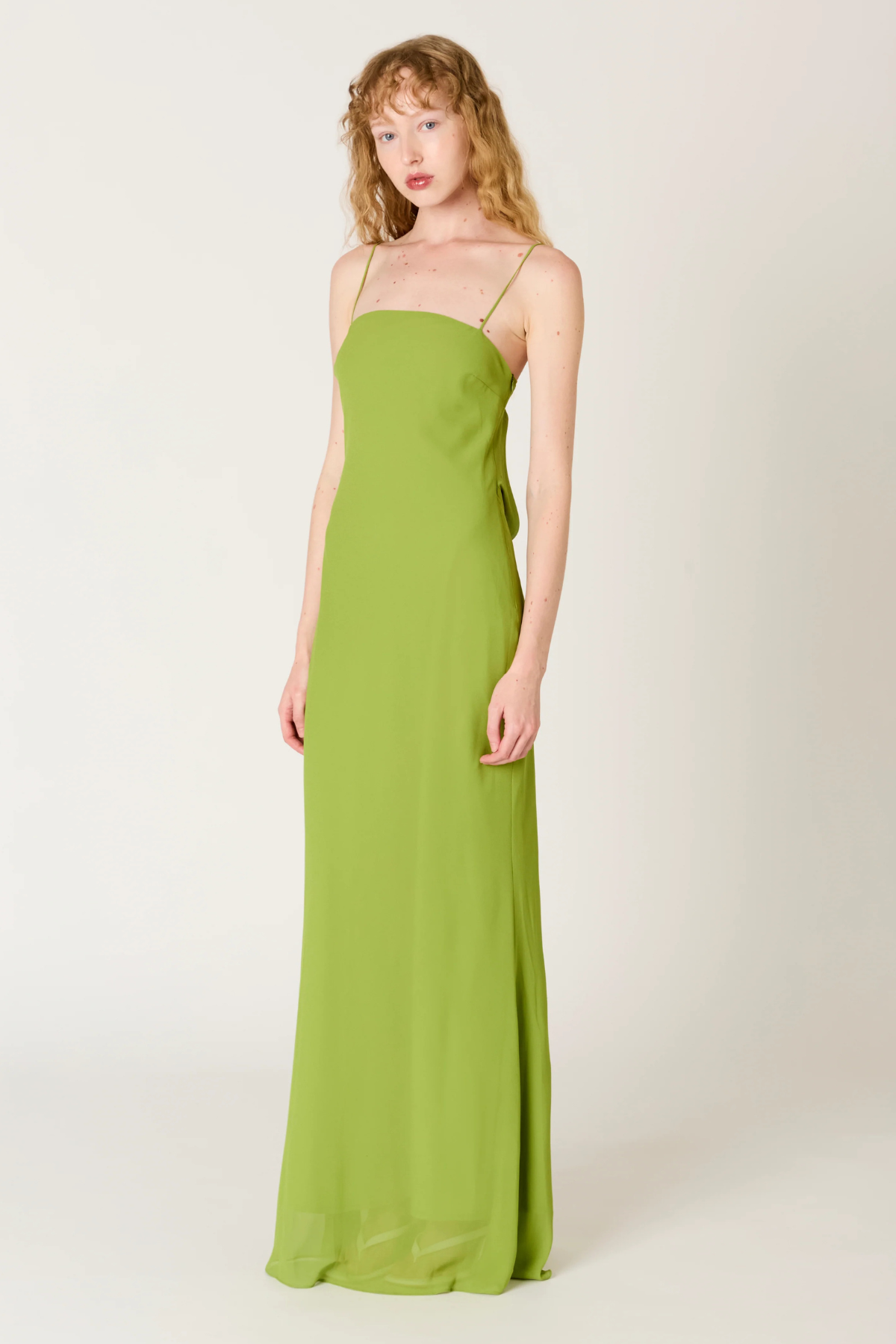 Vestido Estrella verde Matcha look de invitada para boda o evento elegante con estilo femenino y favorecedor