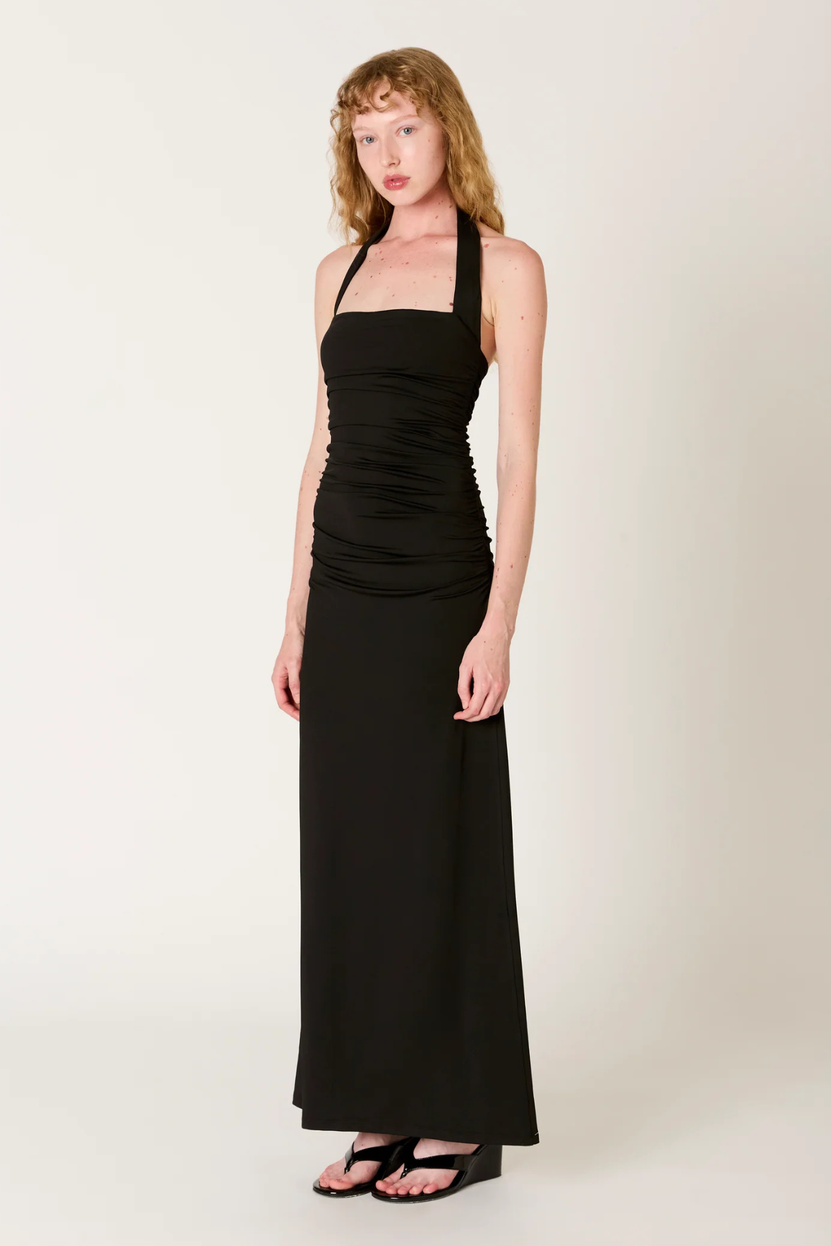 Vestido halter negro largo Aliento detalle lateral, look sofisticado para invitada de boda o evento de noche