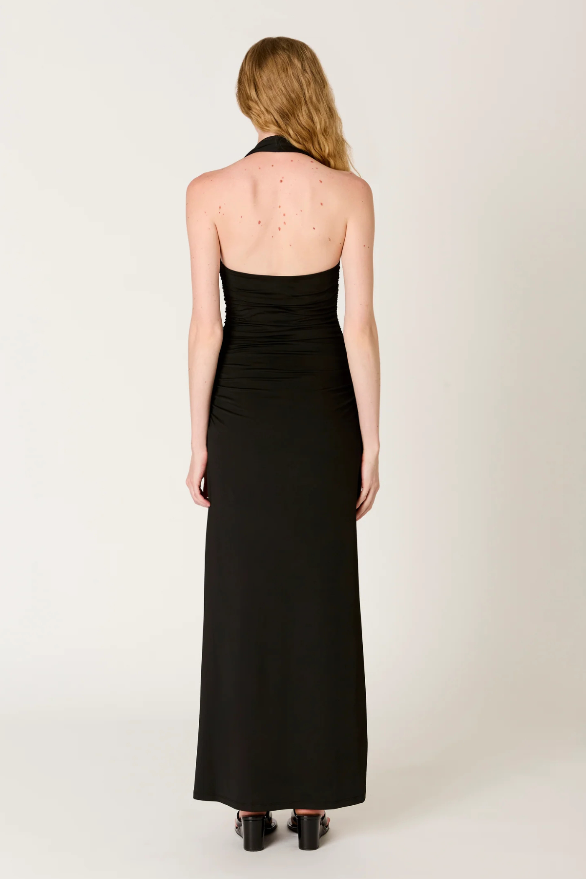 Vestido negro Aliento vista trasera, diseño femenino y elegante ideal para ocasiones especiales y celebraciones