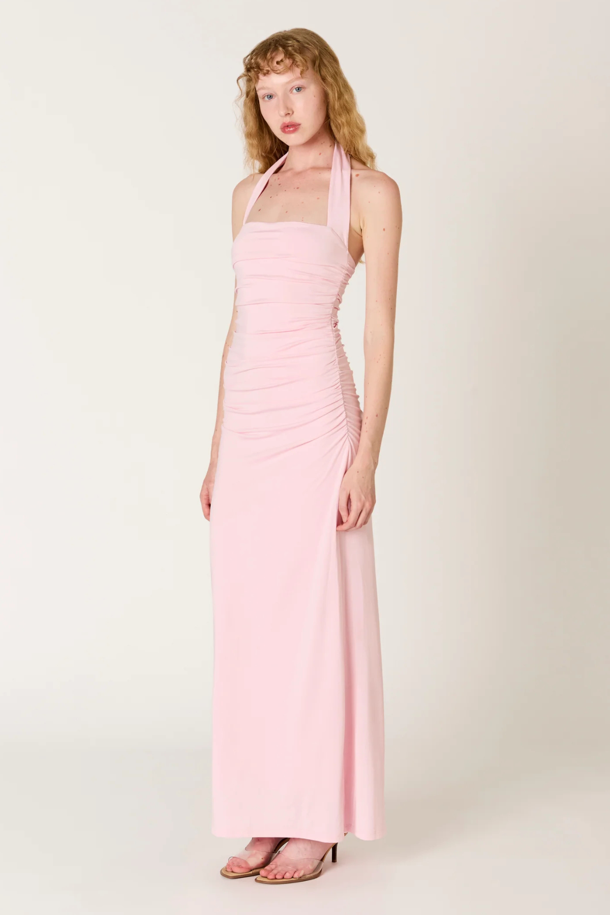 Vestido de fiesta rosa Aliento detalle lateral, look femenino y sofisticado para eventos y celebraciones