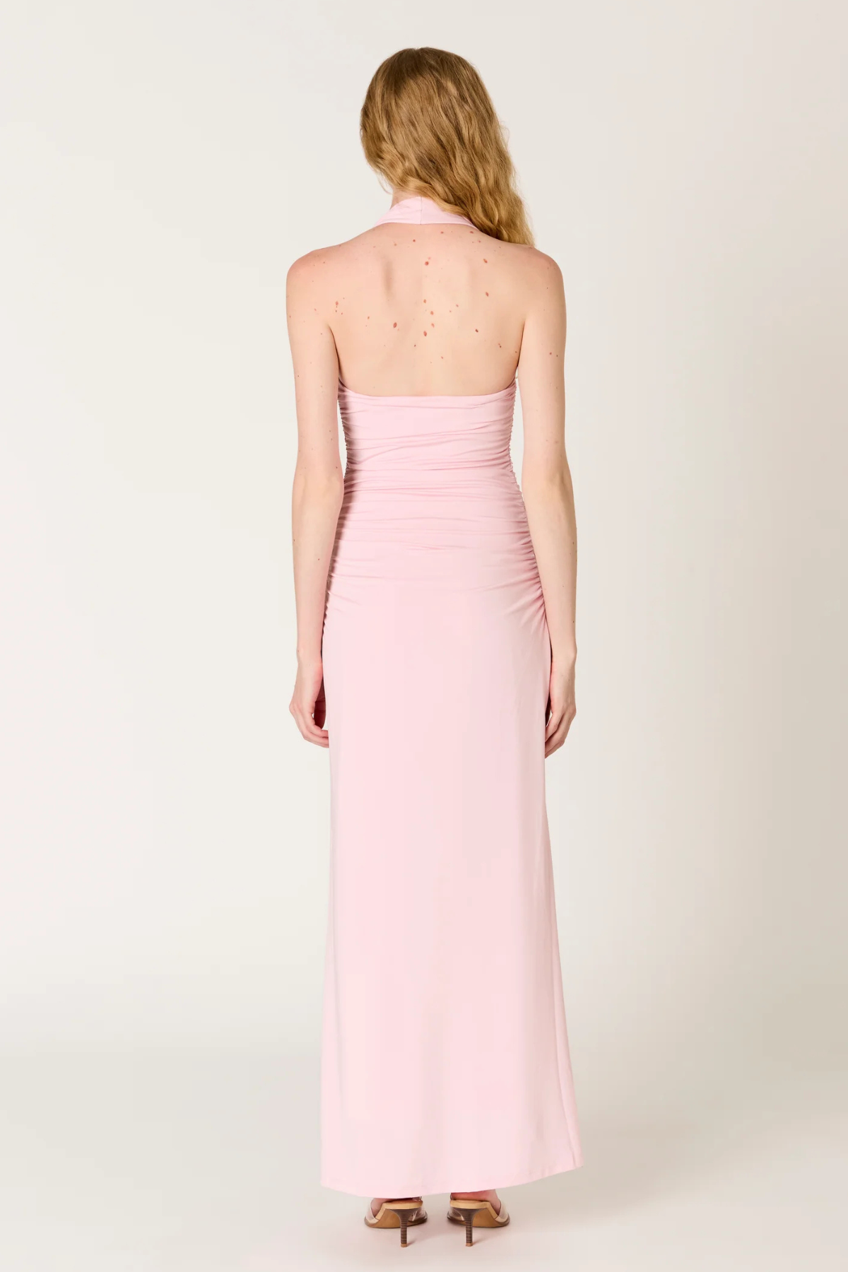 Vestido de fiesta rosa Aliento vista trasera, diseño fluido y elegante ideal para bodas y ocasiones especiales