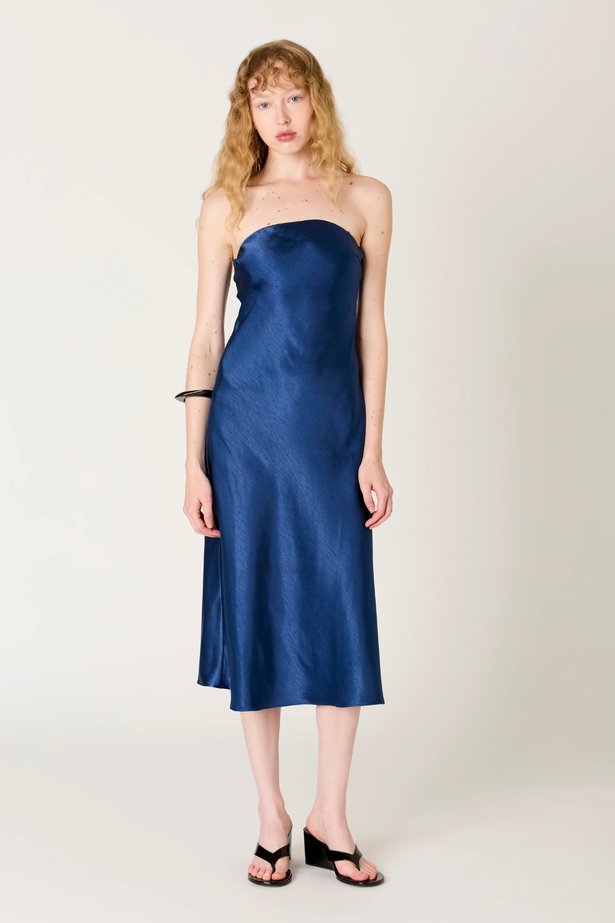 Vestido midi Carolyn de corte bañera en tejido fluido, escote redondo y manga corta para un look elegante y favorecedor