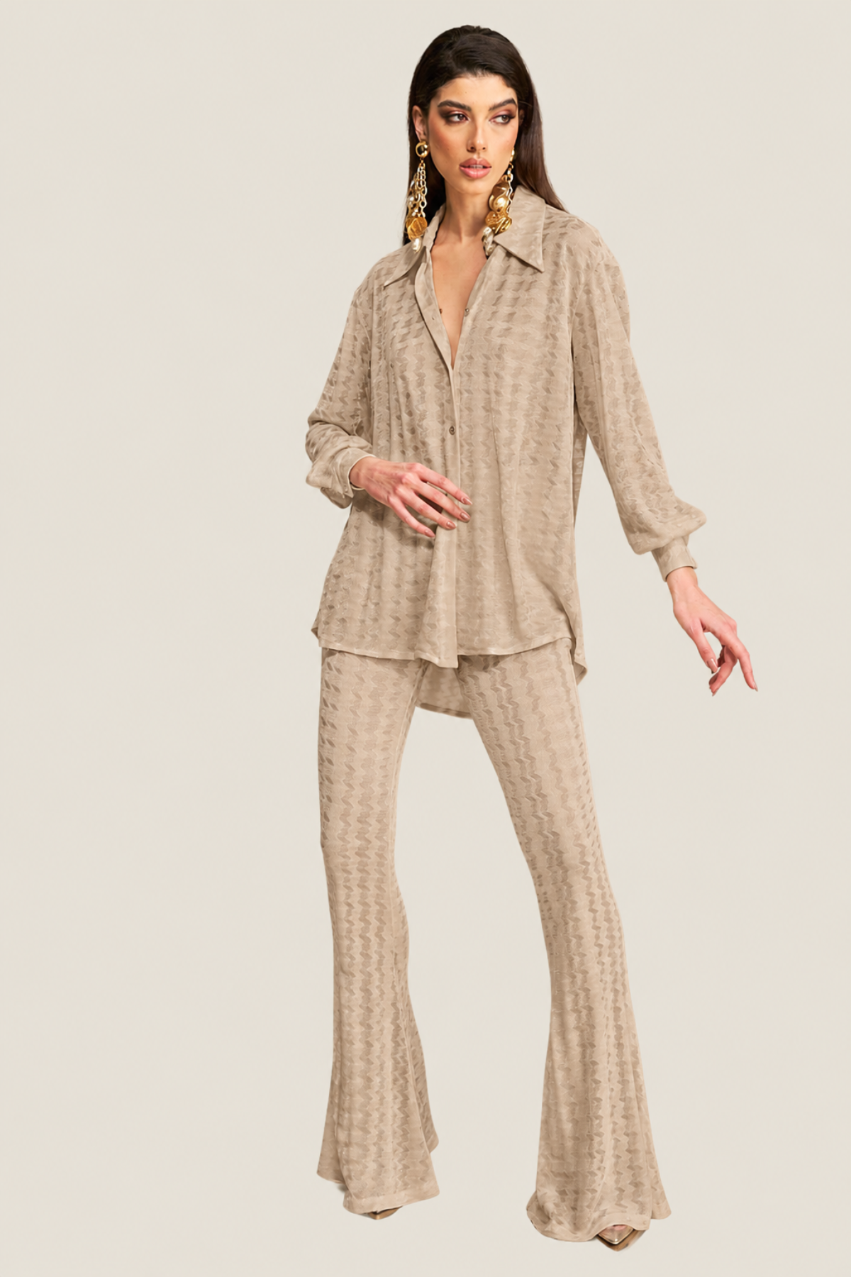 Pantalón cappuccino de mujer con cintura elástica, textura en relieve y pierna ancha combinado con la camisa capuccino