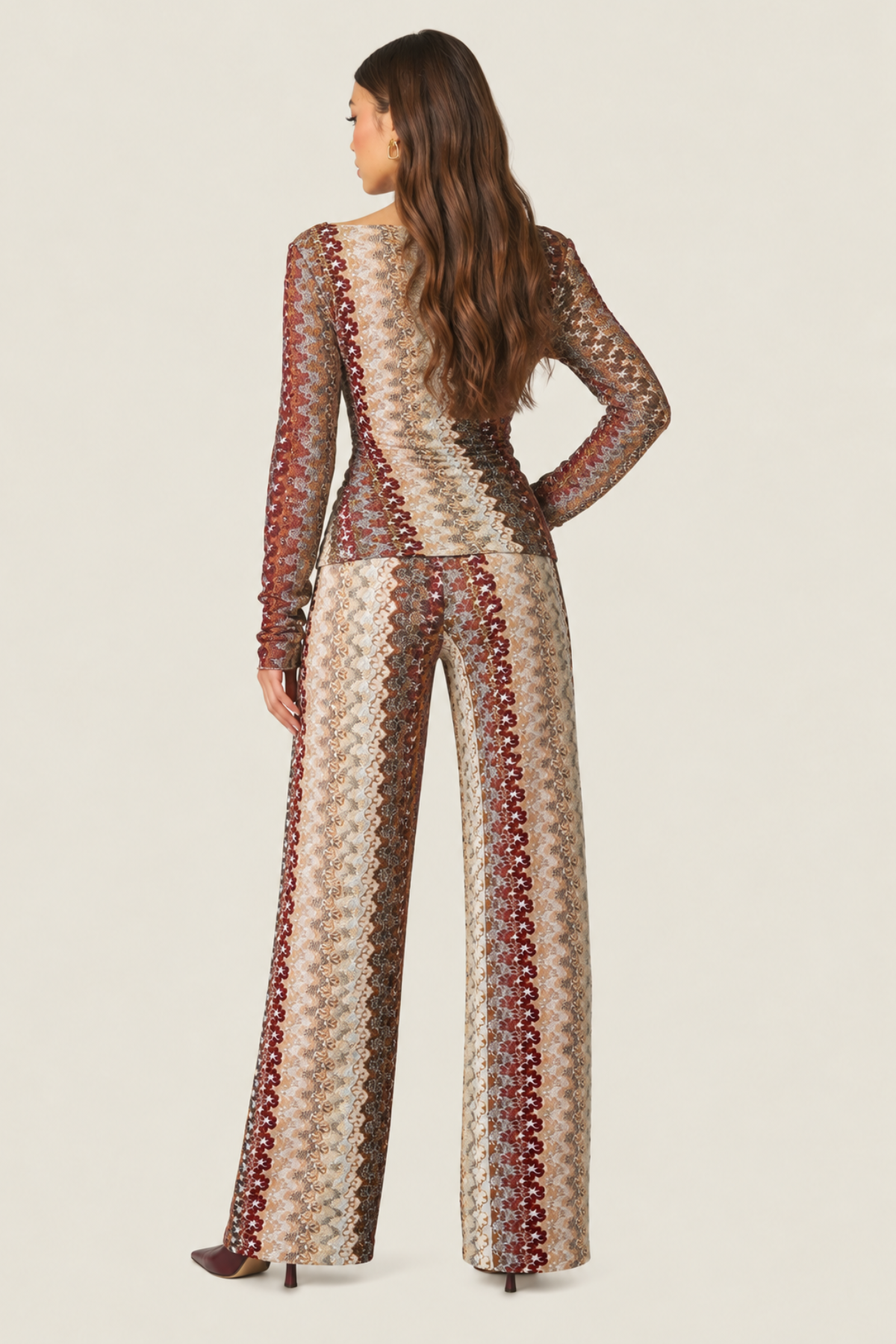 Pantalón ancho visto de espalda estampado con caída fluida