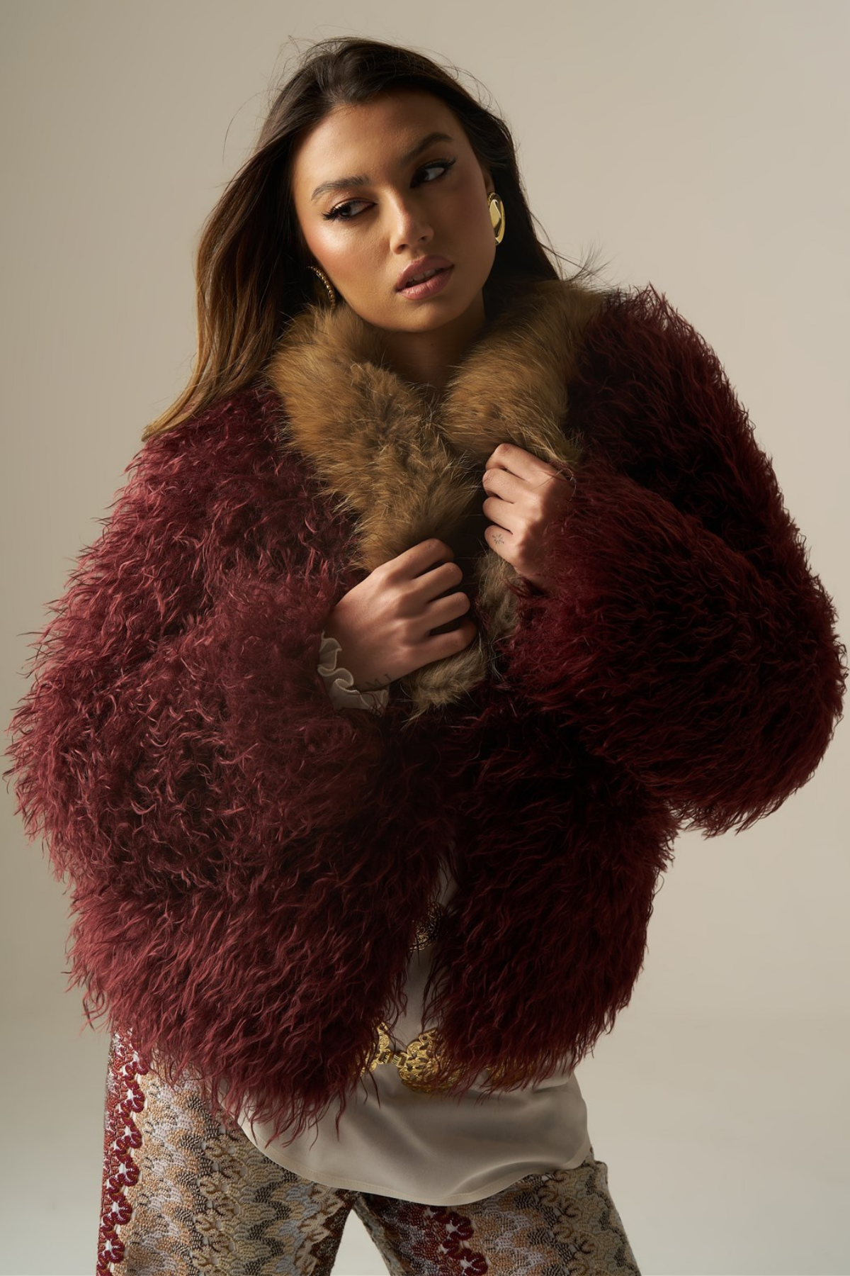 Chaqueta burdeaux de pelo para mujer con cuello camel, diseño corto y volumen amplio para looks de invierno