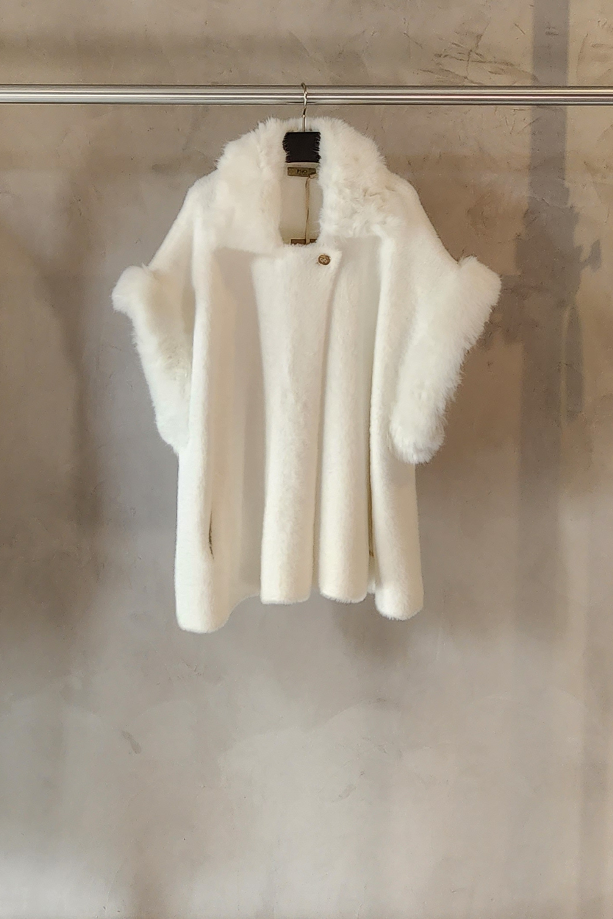 Poncho de mujer en piel sintética, textura delicada y diseño moderno, complemento ideal para outfits de invierno exclusivos