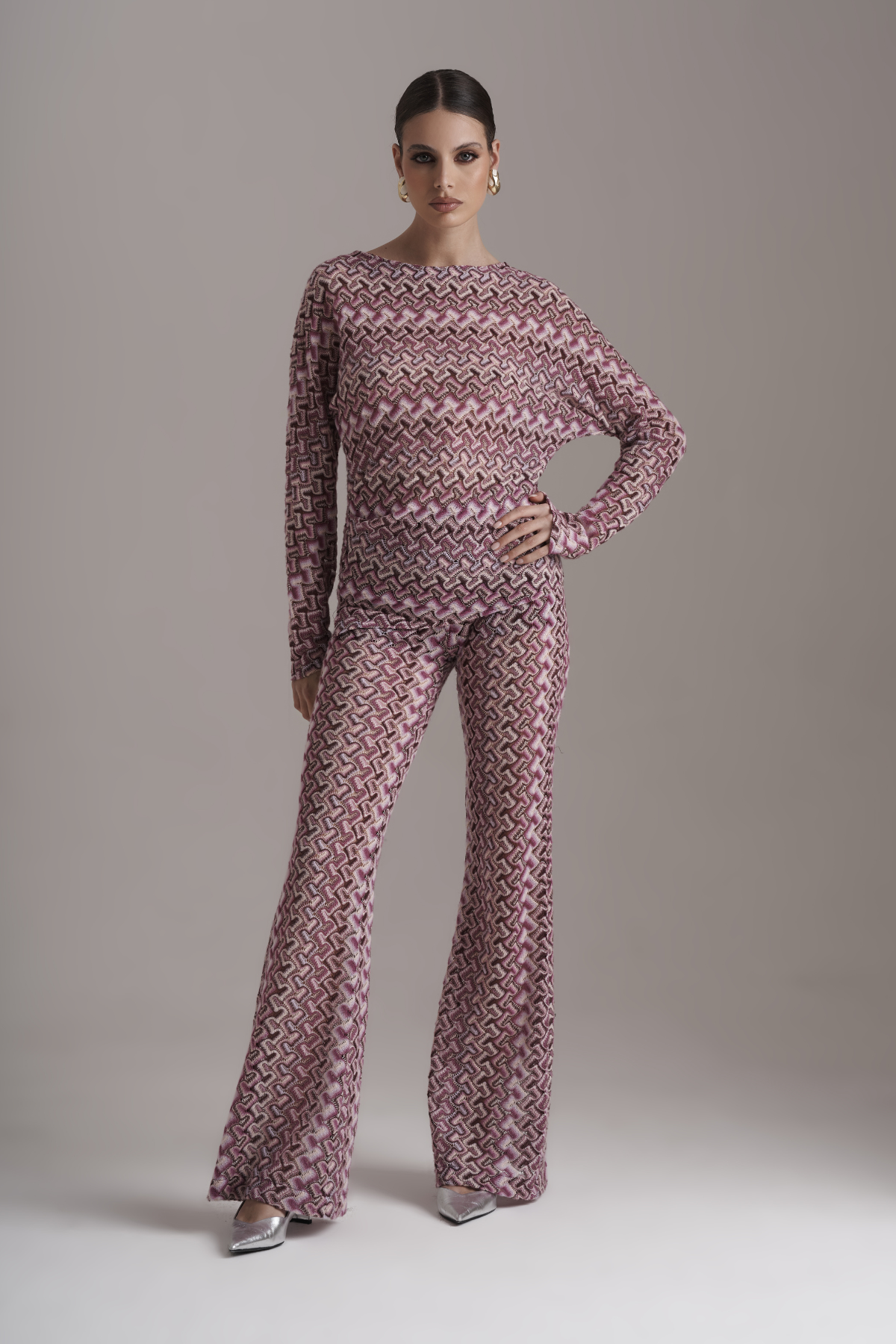 Pantalón acampanado Pho Firenze en color flame, con cintura alta y caída fluida en tejido elástico para movimiento cómodo y estilo retro