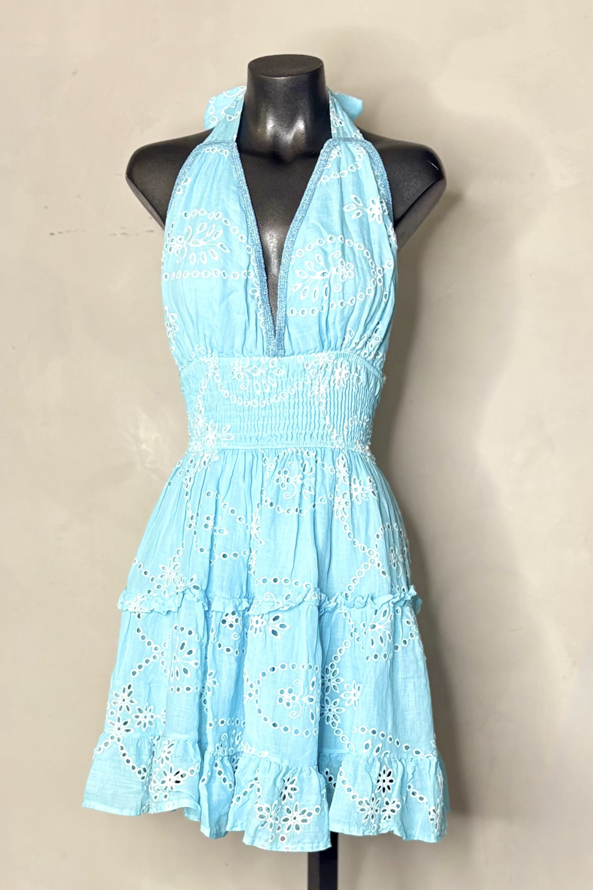 Modelo con vestido corto  San Gallo fluido y femenino perfecto para brunch, beach club y looks sofisticados de verano