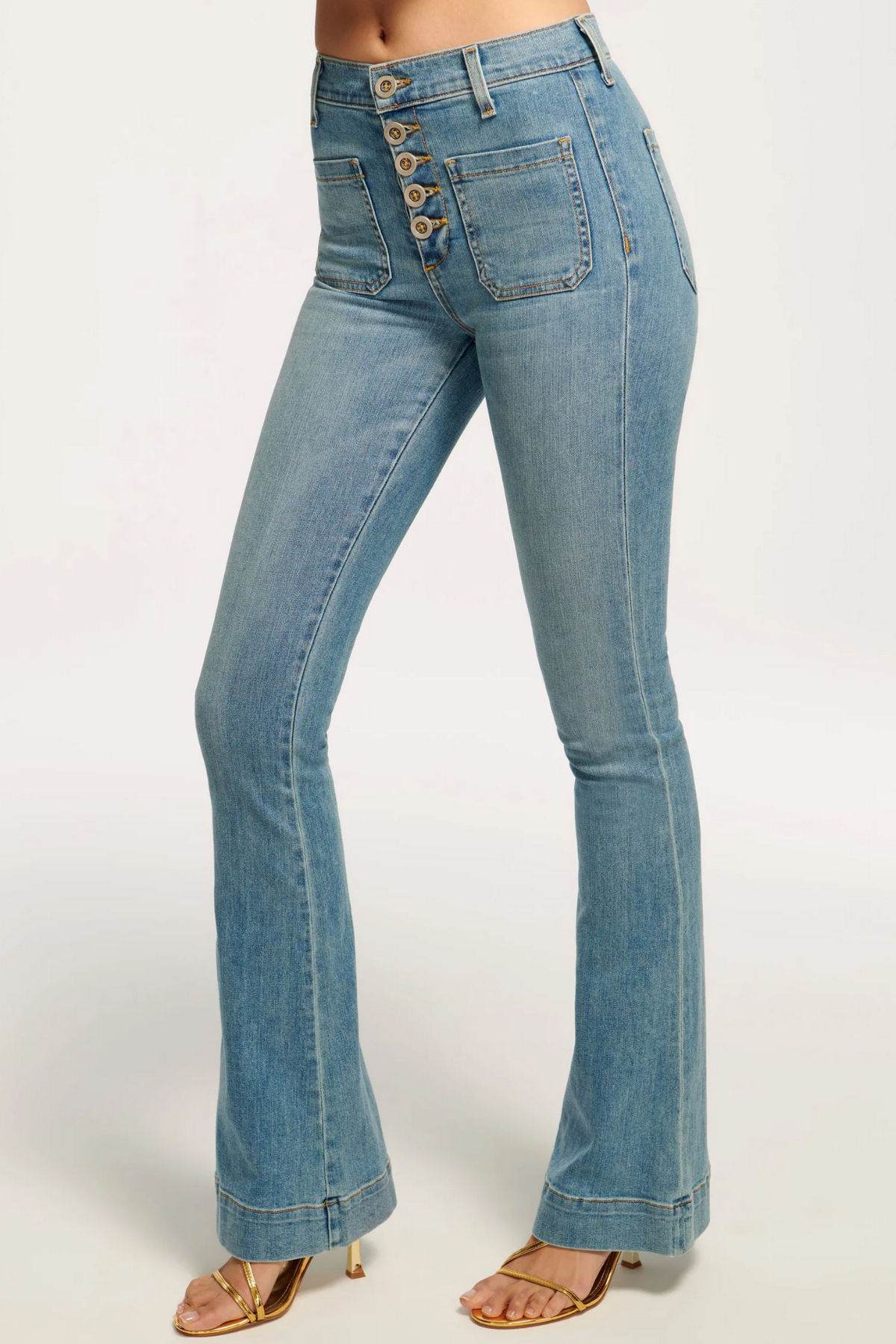 Jeans de tiro alto con silueta flare favorecedora en lavado claro ideal para outfits urbanos y estilo tailored chic