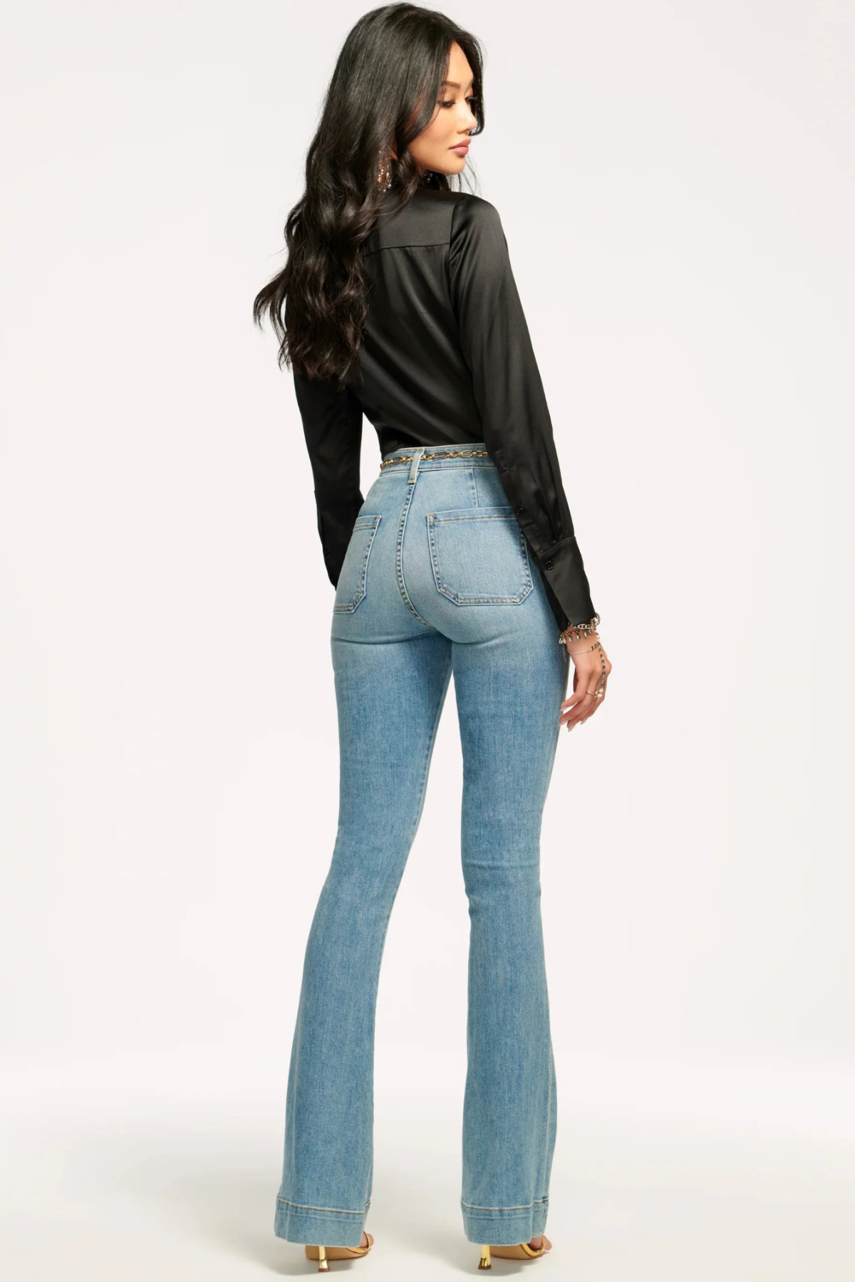 Vista lateral jeans ligth wash con corte acampanado que estiliza la figura ideal para looks modernos y sofisticados