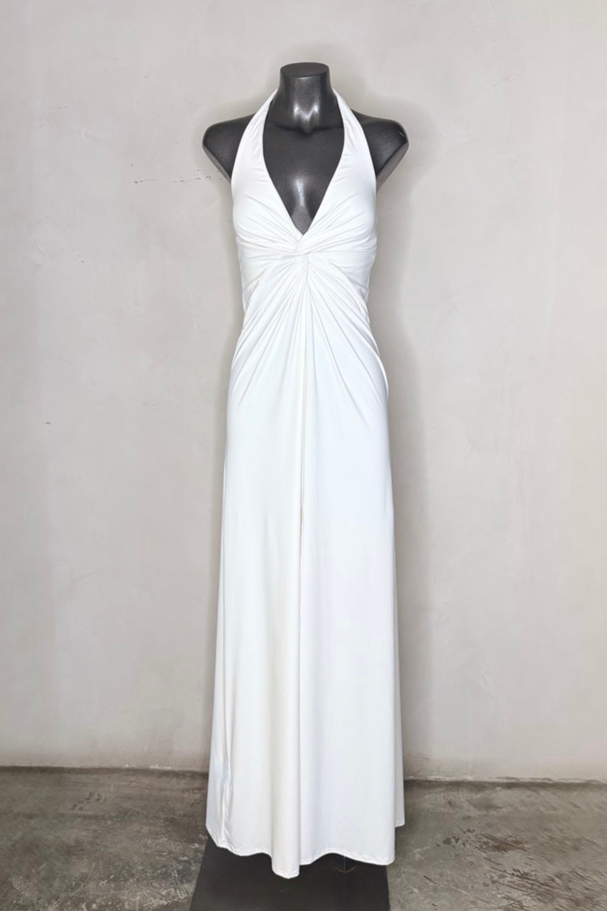 vista frontal, detalle escote cruzado halter en V, vestido Incrocio Yogurt con tejido fluido y elegante