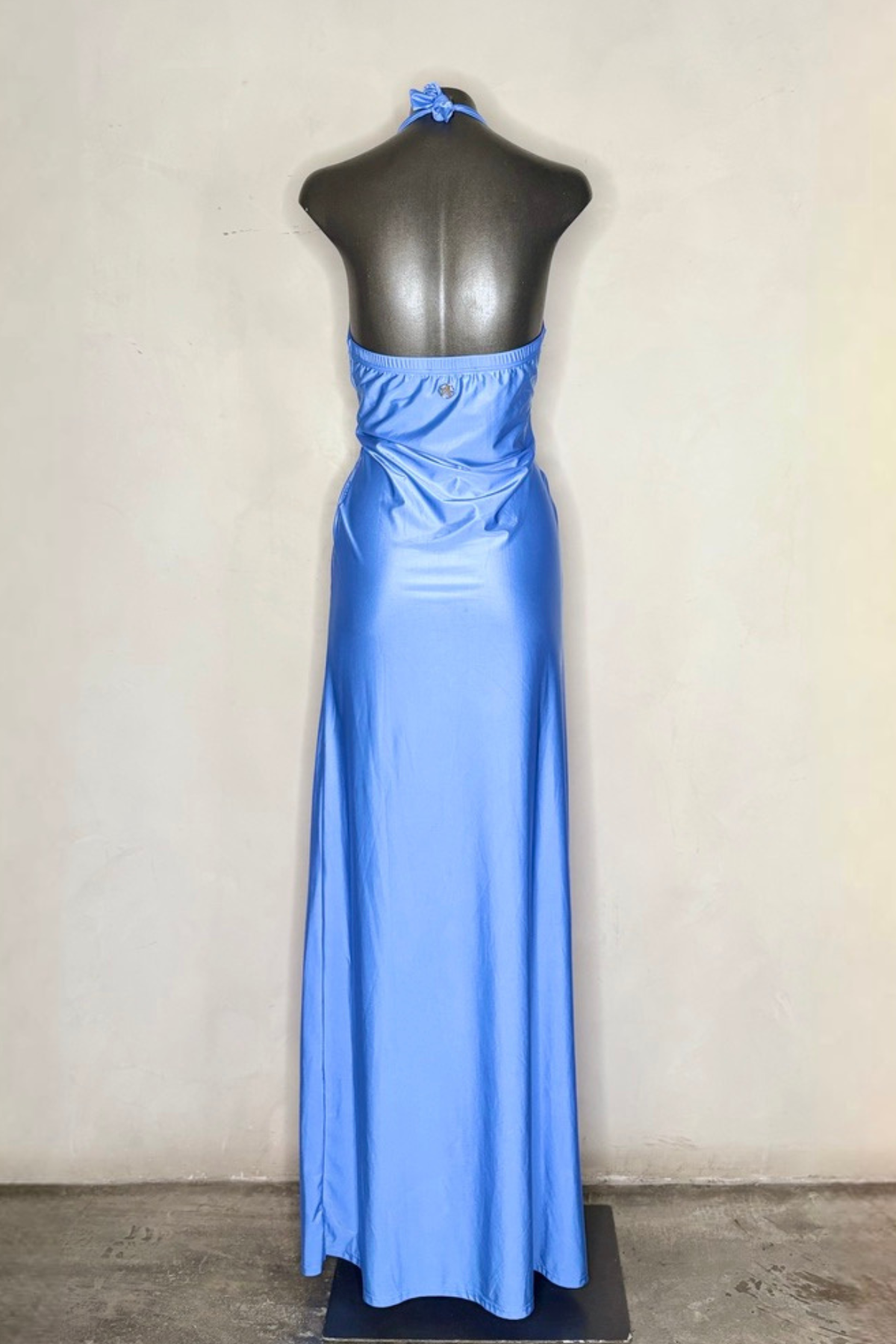 Vista trasera vestido silk pervinca con movimiento elegante ideal para galas, cenas y looks refinados de noche