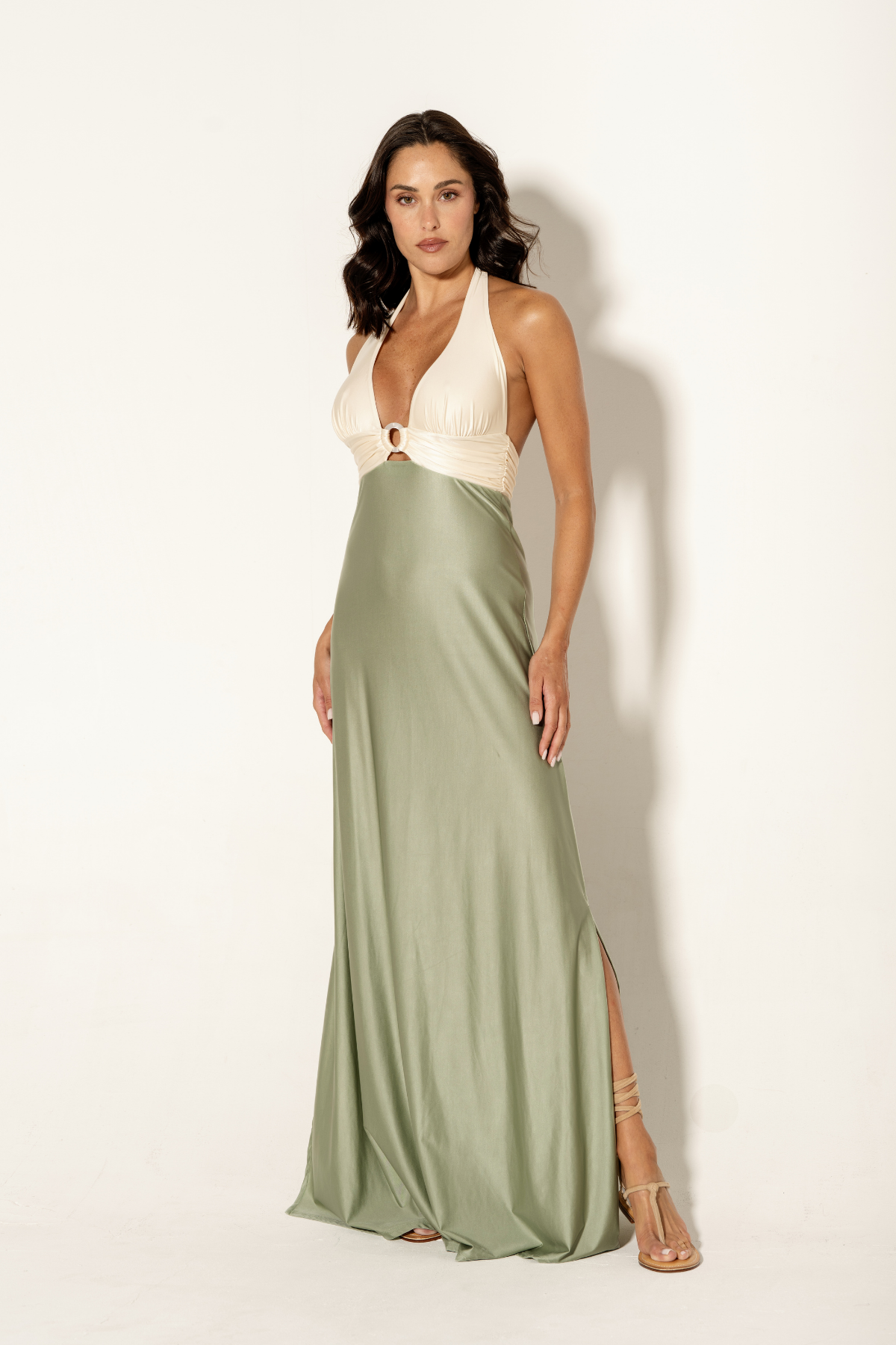Modelo con vestido maxi avorio y salvia con caída fluida ideal para invitada de boda