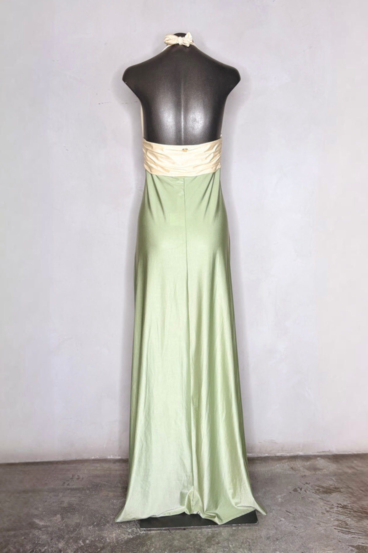 Vista trasera vestido maxi elegante con caída refinada y efecto cola sutil