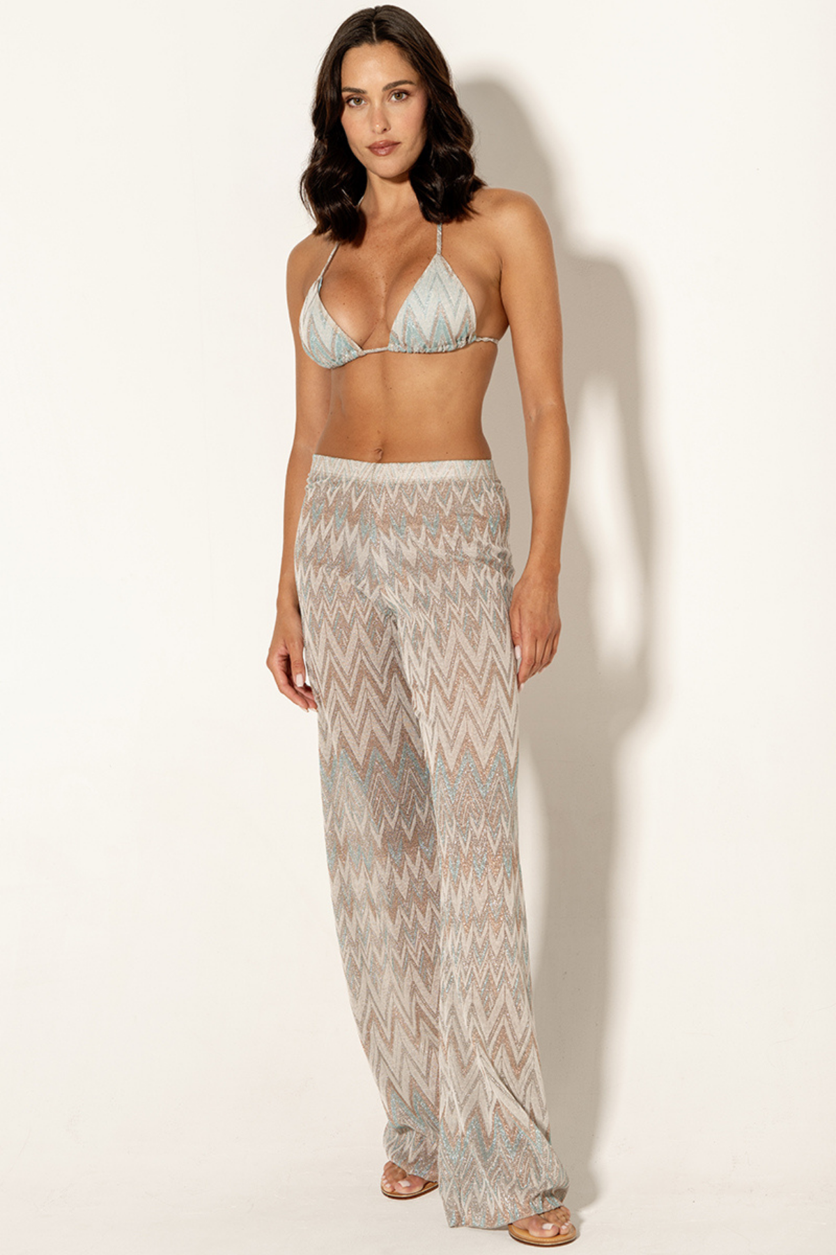 Detalle bikini y pantalón celeste con acabado suave y diseño femenino para playa y piscina