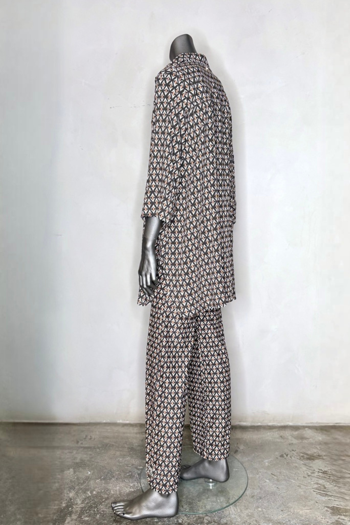 Pantalón flare negro con silueta favorecedora y diseño estructurado perfecto para outfits elegantes de día y noche