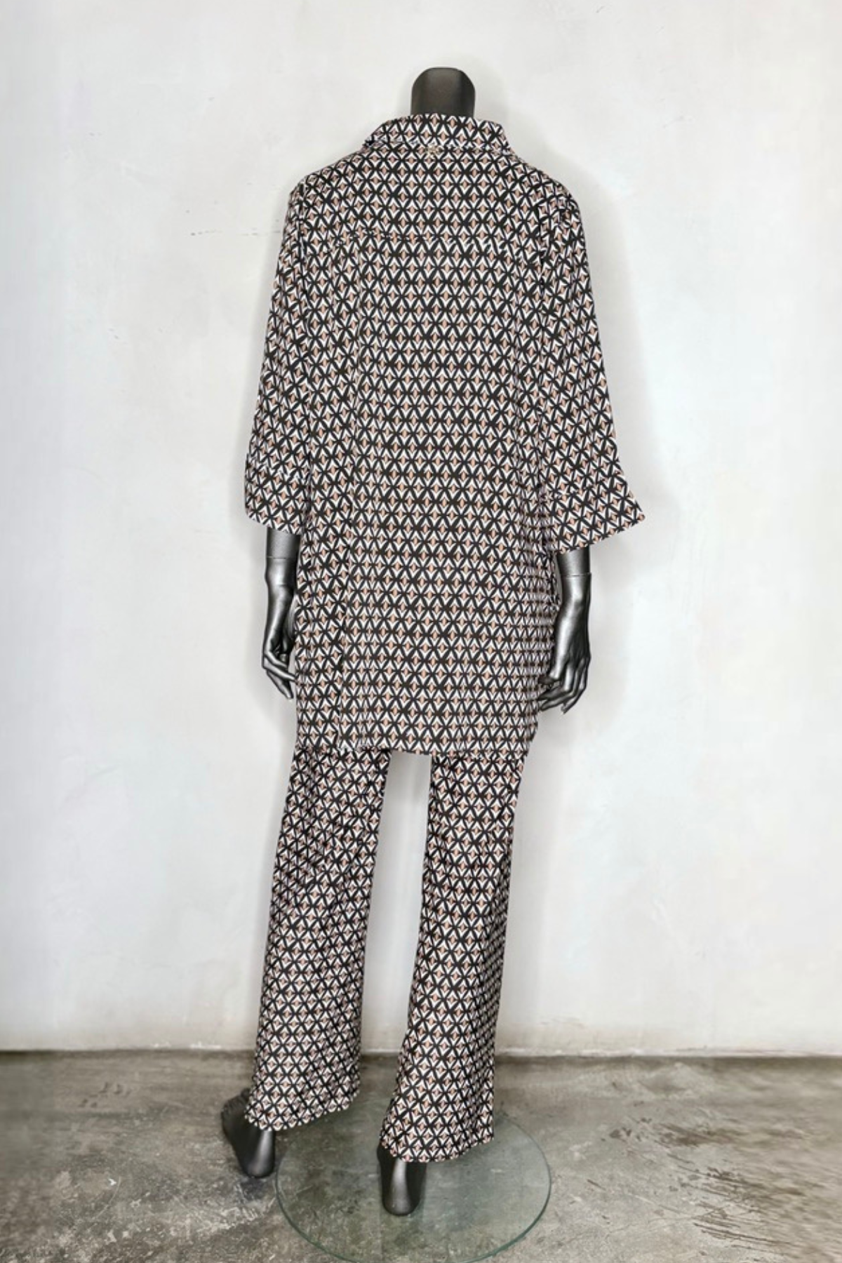 Vista trasera pantalón Geo Nero con corte acampanado y ajuste estilizado ideal para looks femeninos sofisticados y modernos