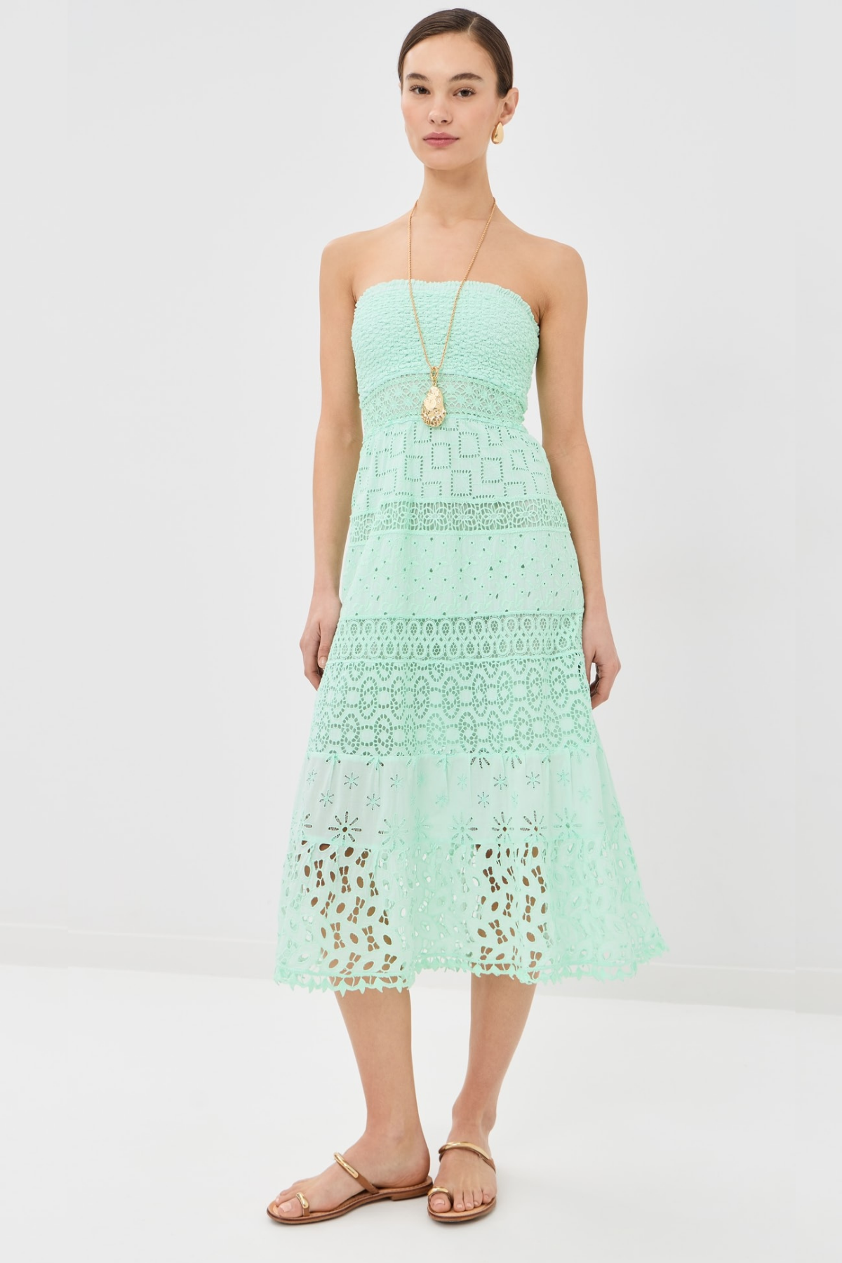 Vestido midi aqua con silueta fluida y movimiento elegante perfecto para bodas de día y eventos al aire libre