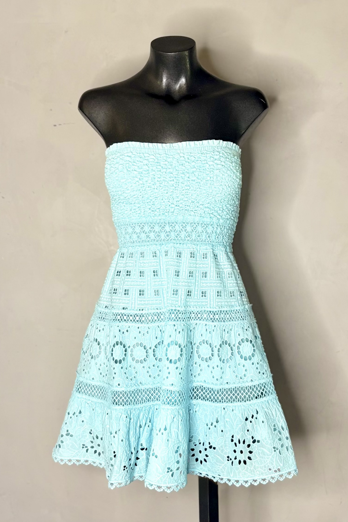 Detalle vestido mini amarillo con volantes en el bajo y tejido de algodón ligero ideal para outfits summer chic y estilo minimal elegante