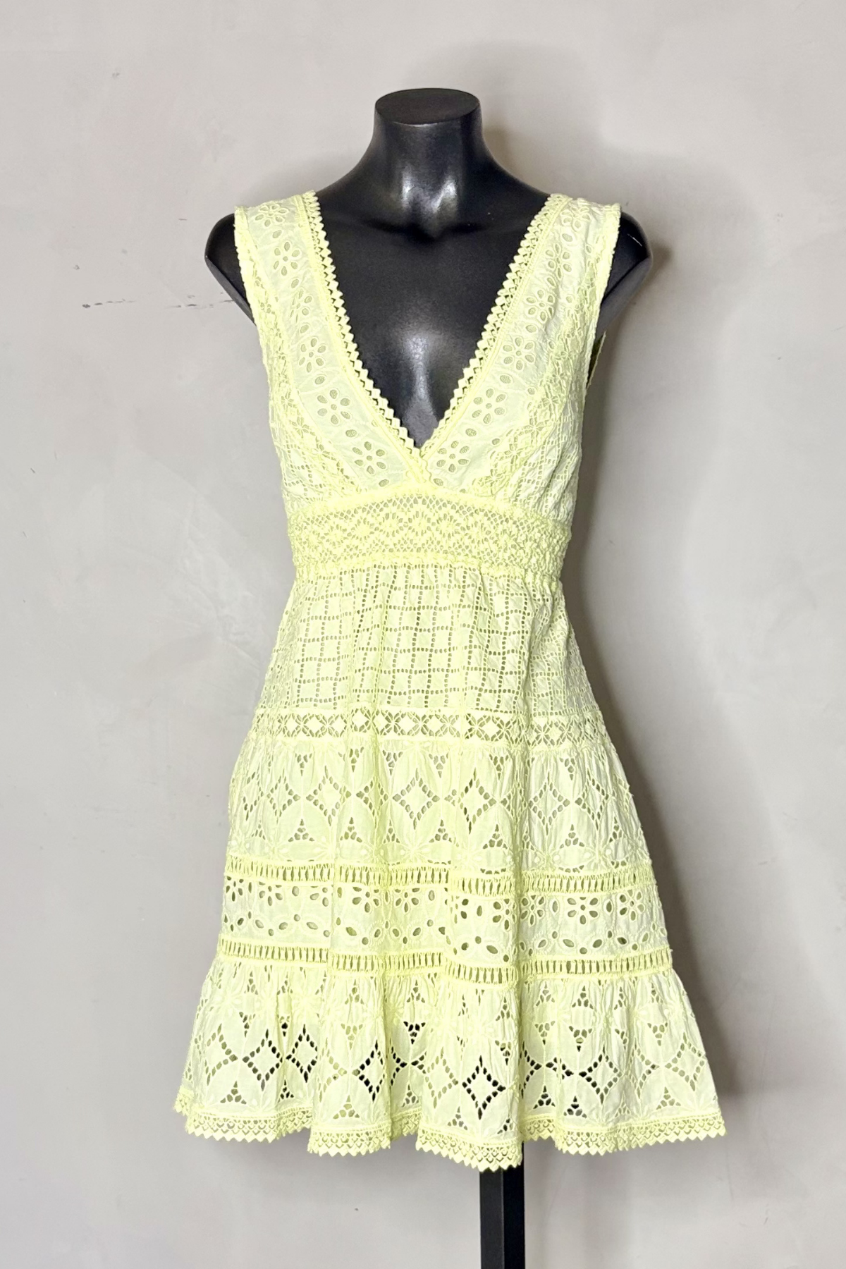 Detalle vestido mini turquesa con escote en V y tejido de algodón ligero ideal para outfits summer chic y estilo sofisticado