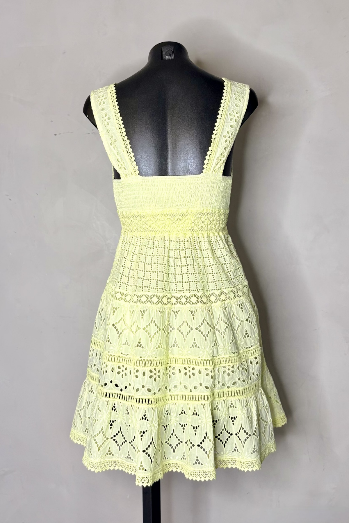 Vista trasera vestido corto turquesa con silueta favorecedora y diseño romántico perfecto para beach club y eventos de verano