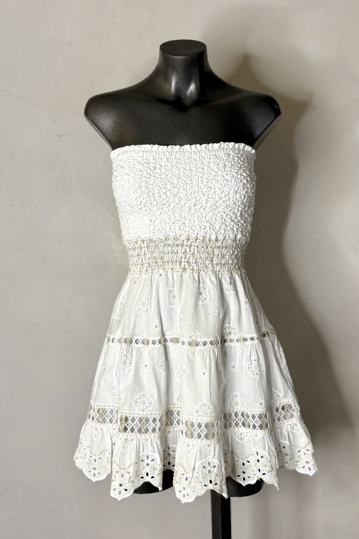 Vestido mini blanco Olona de algodón ligero con diseño elegante ideal para verano, playa y looks sofisticados casual chic