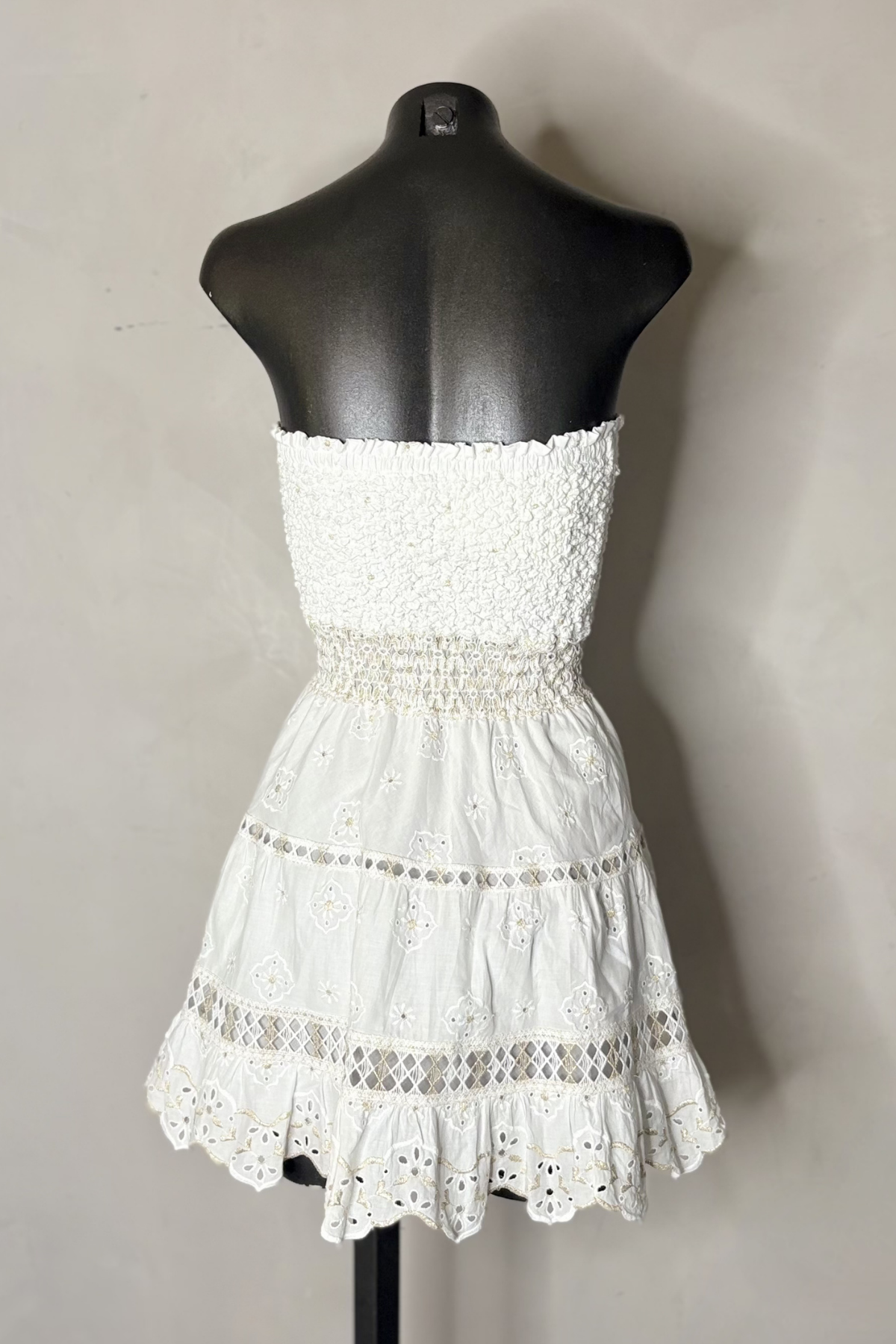 Vista trasera vestido corto blanco fluido y transpirable con estilo versátil perfecto para vacaciones, fiestas y outfits de verano