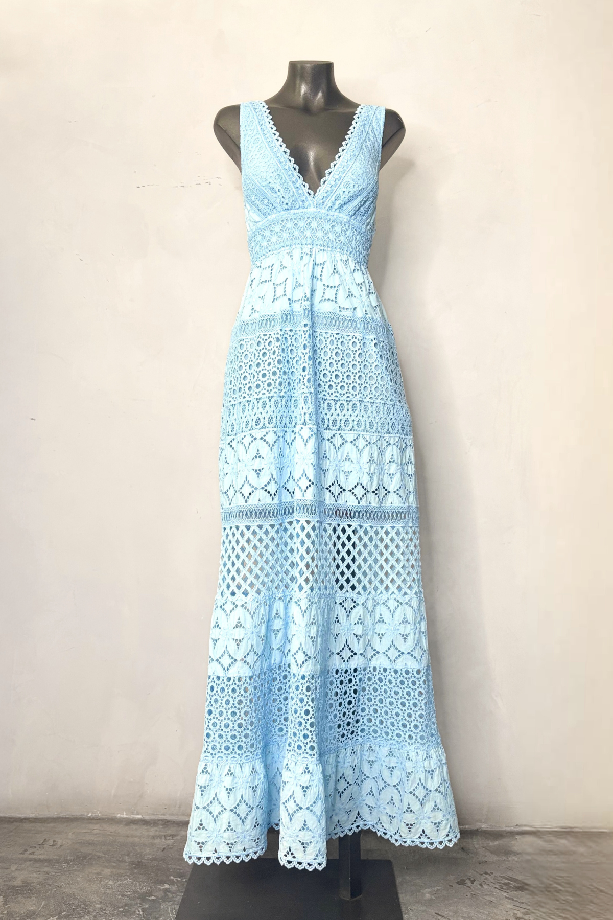 Vestido largo azul cielo Alpinia con escote cruzado y volantes elegantes ideal para invitada de boda y eventos de verano sofisticados