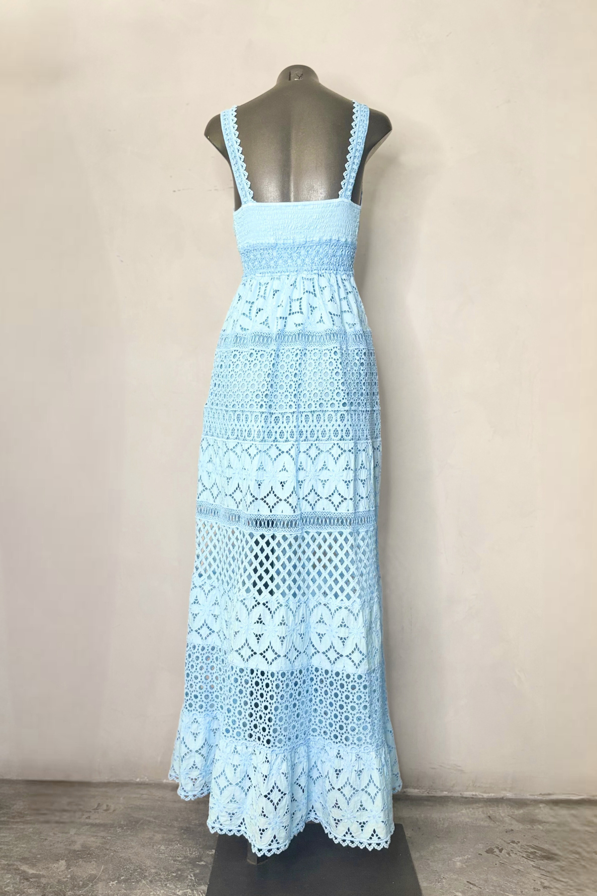 Modelo con vestido maxi azul cielo fluido con capas y movimiento ligero ideal para eventos al aire libre