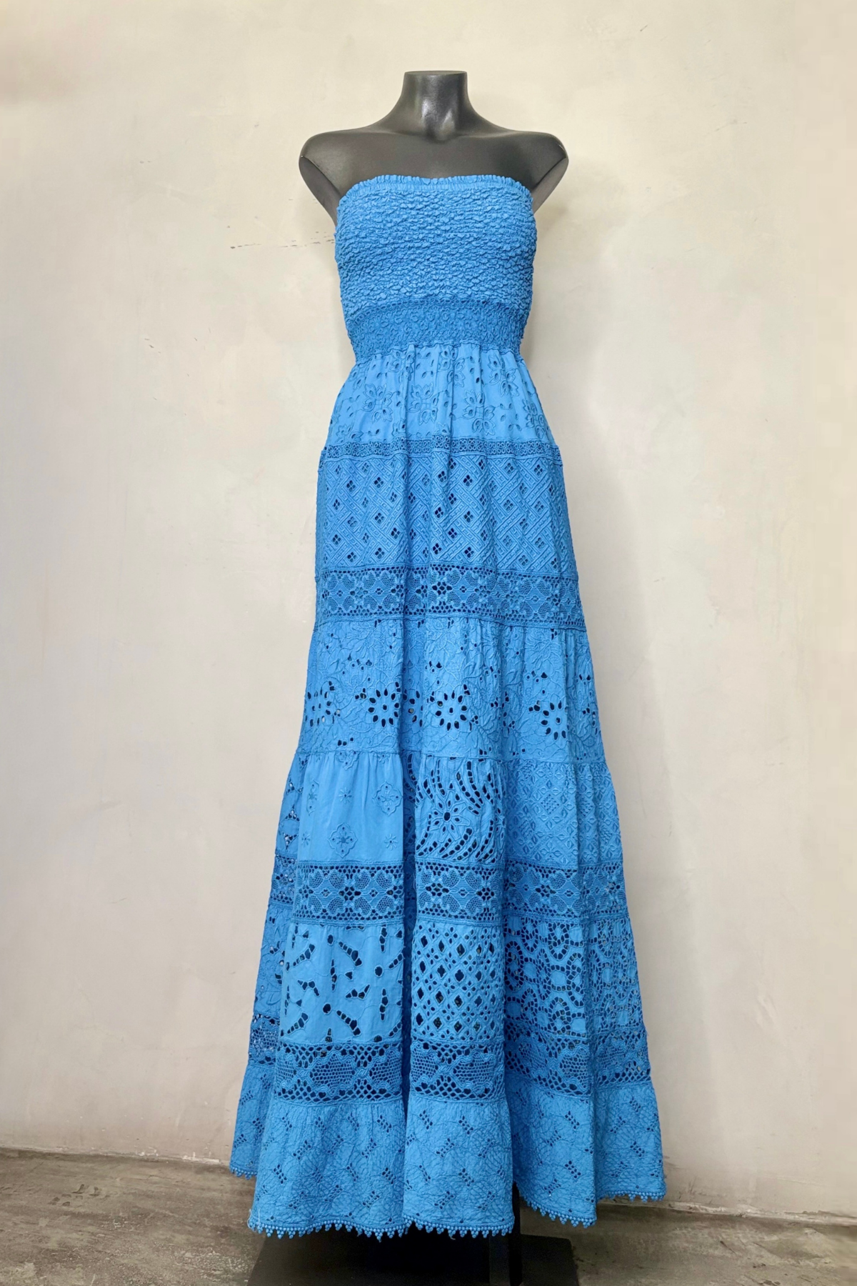 Vestido largo Tahina strapless con volantes en cascada y diseño elegante ideal para invitada de boda, galas y eventos sofisticados