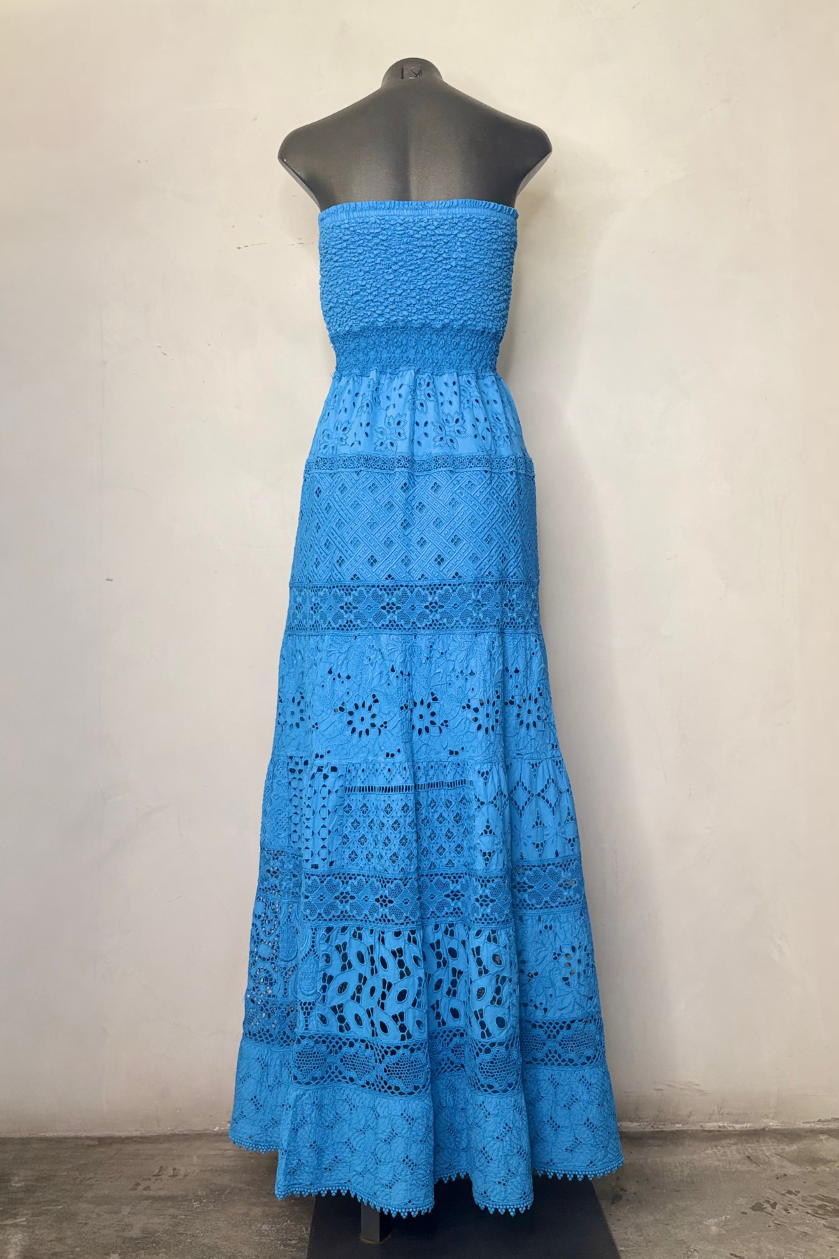 Vestido largo Tahina strapless con volantes en cascada y diseño elegante ideal para invitada de boda, galas y eventos sofisticados