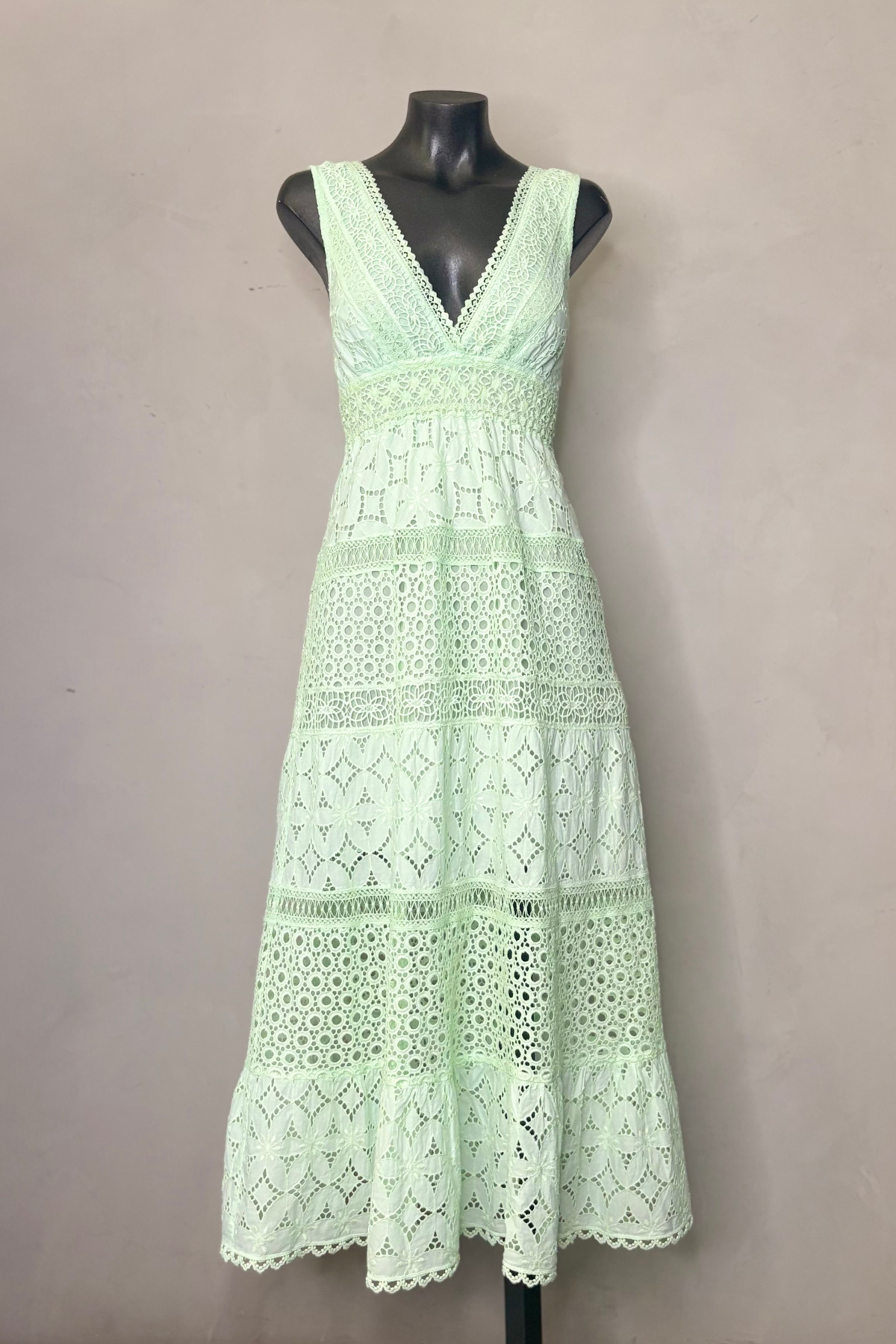 Detalle vestido Alpinia con escote cruzado y volantes femeninos ideal para outfits elegantes y estilo mediterráneo sofisticado