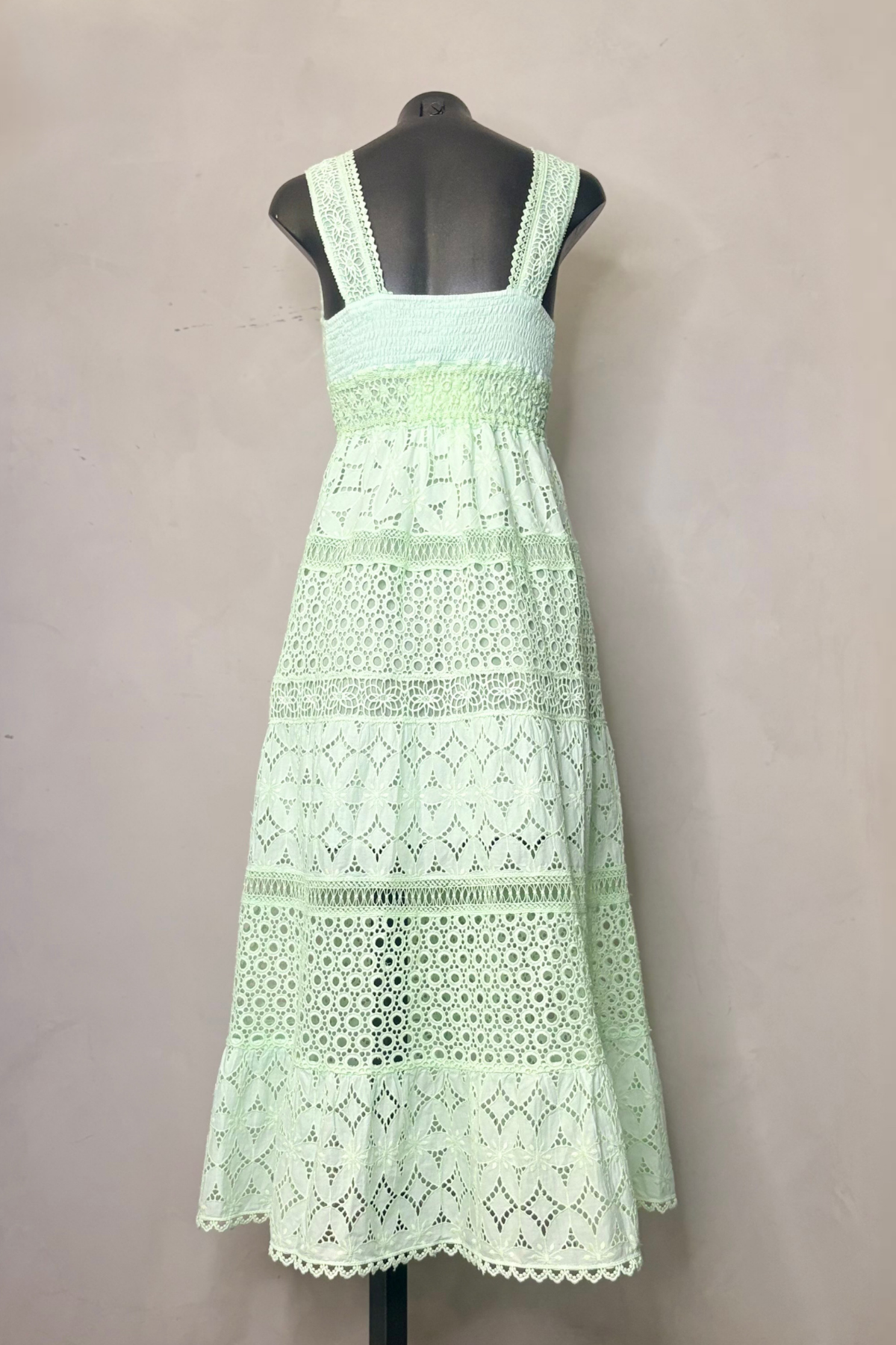 Vista trasera vestido midi acqua con caída fluida y silueta favorecedora perfecto para eventos y ocasiones especiales