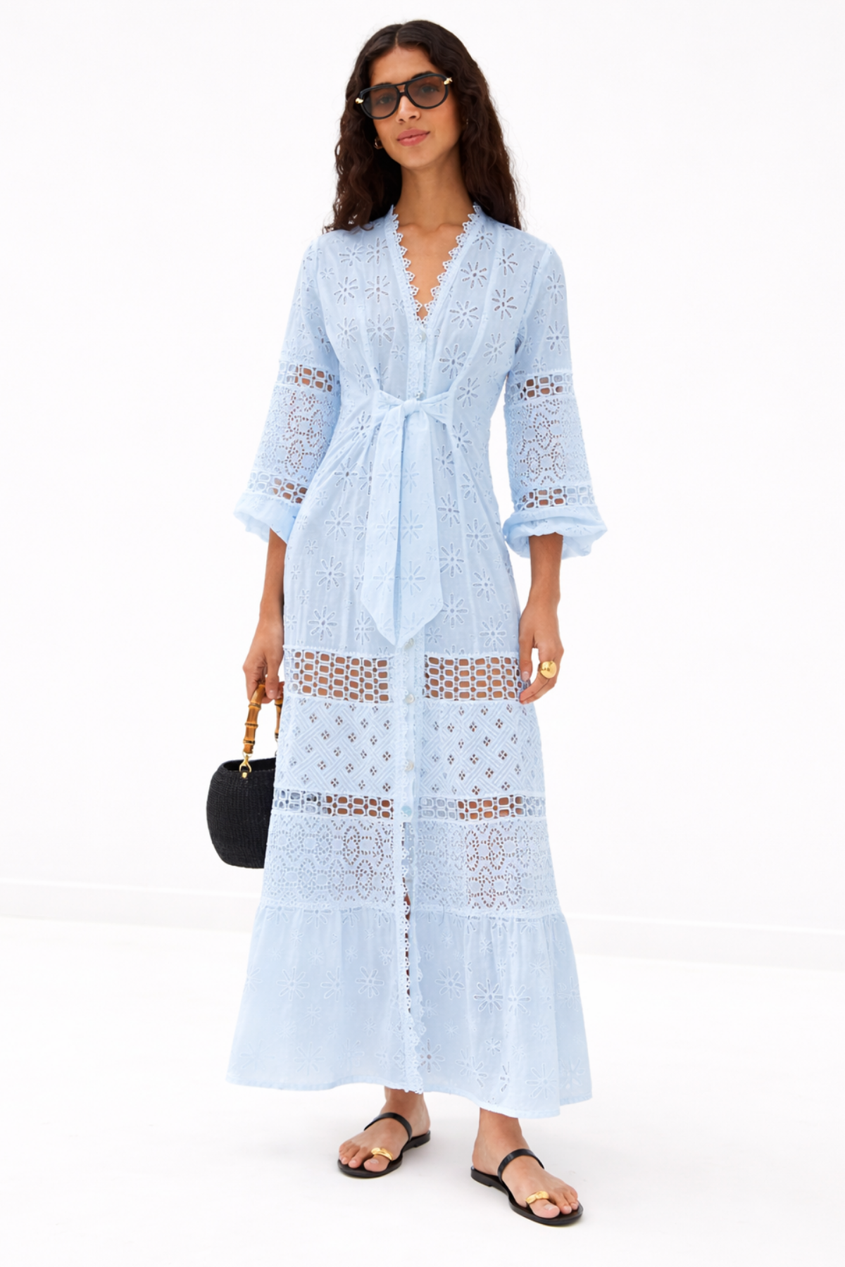 Vestido largo fluido con silueta favorecedora y diseño elegante perfecto para bodas, galas y ocasiones especiales