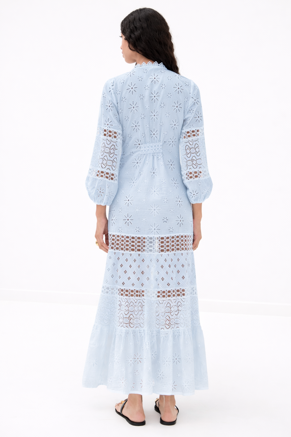 Vista trasera vestido maxi Noce con caída ligera y estilo refinado perfecto para looks de noche, galas y eventos elegantes