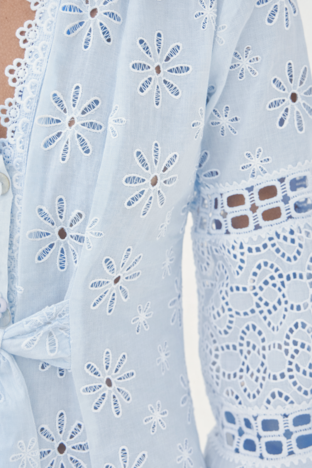 Detalle vestido Noce con escote pronunciado y tejido ligero ideal para outfits sofisticados y estilo modern elegance