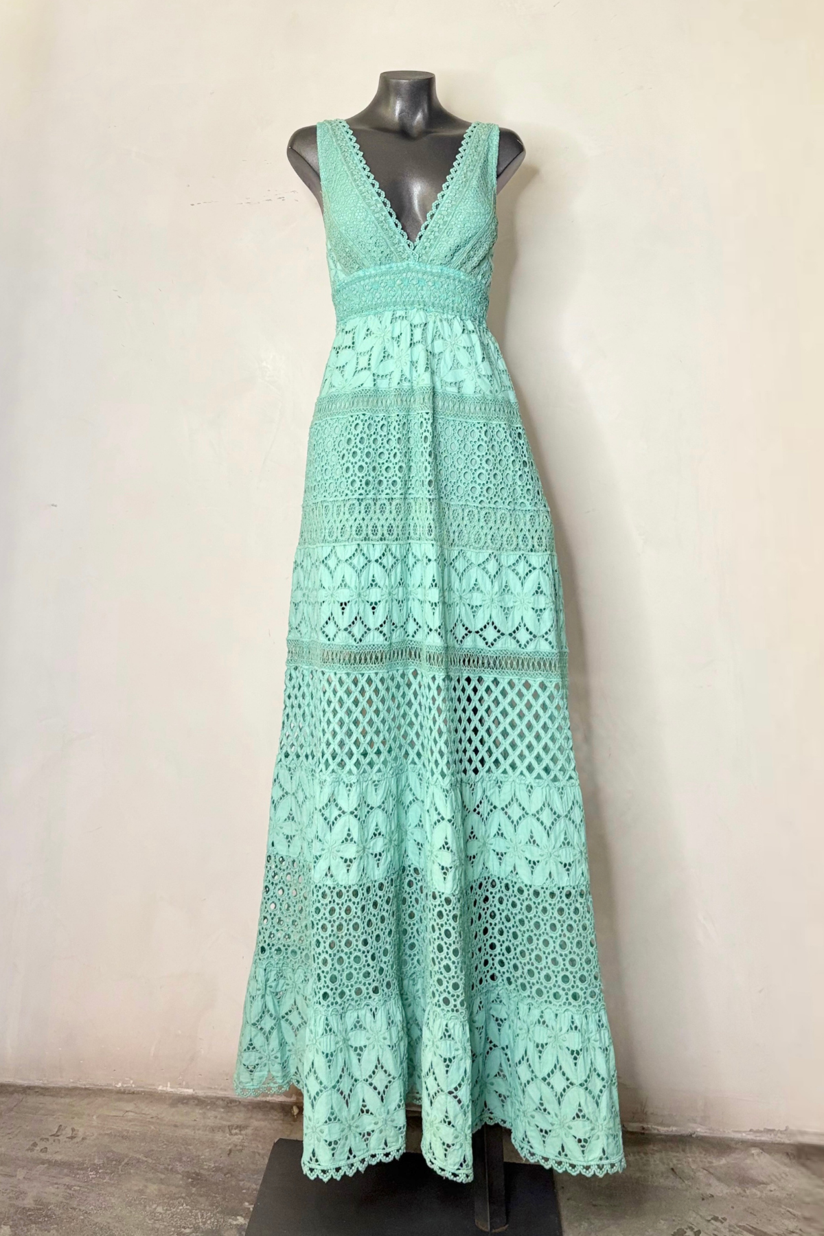 Detalle vestido largo teal con escote cruzado y tejido de algodón ligero elegante y fresco