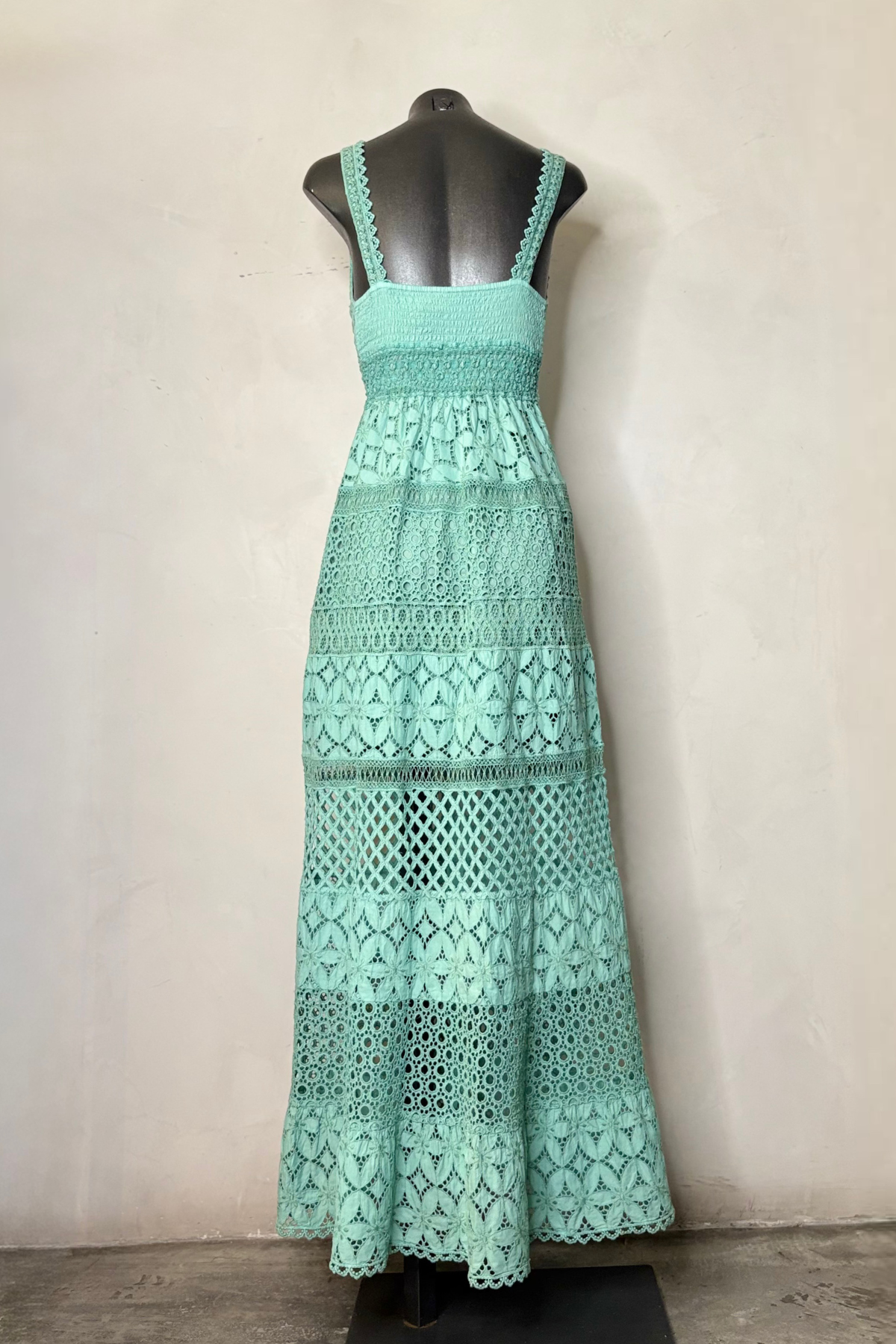 Modelo con vestido maxi teal fluido con volantes en capas y silueta favorecedora ideal para eventos de verano