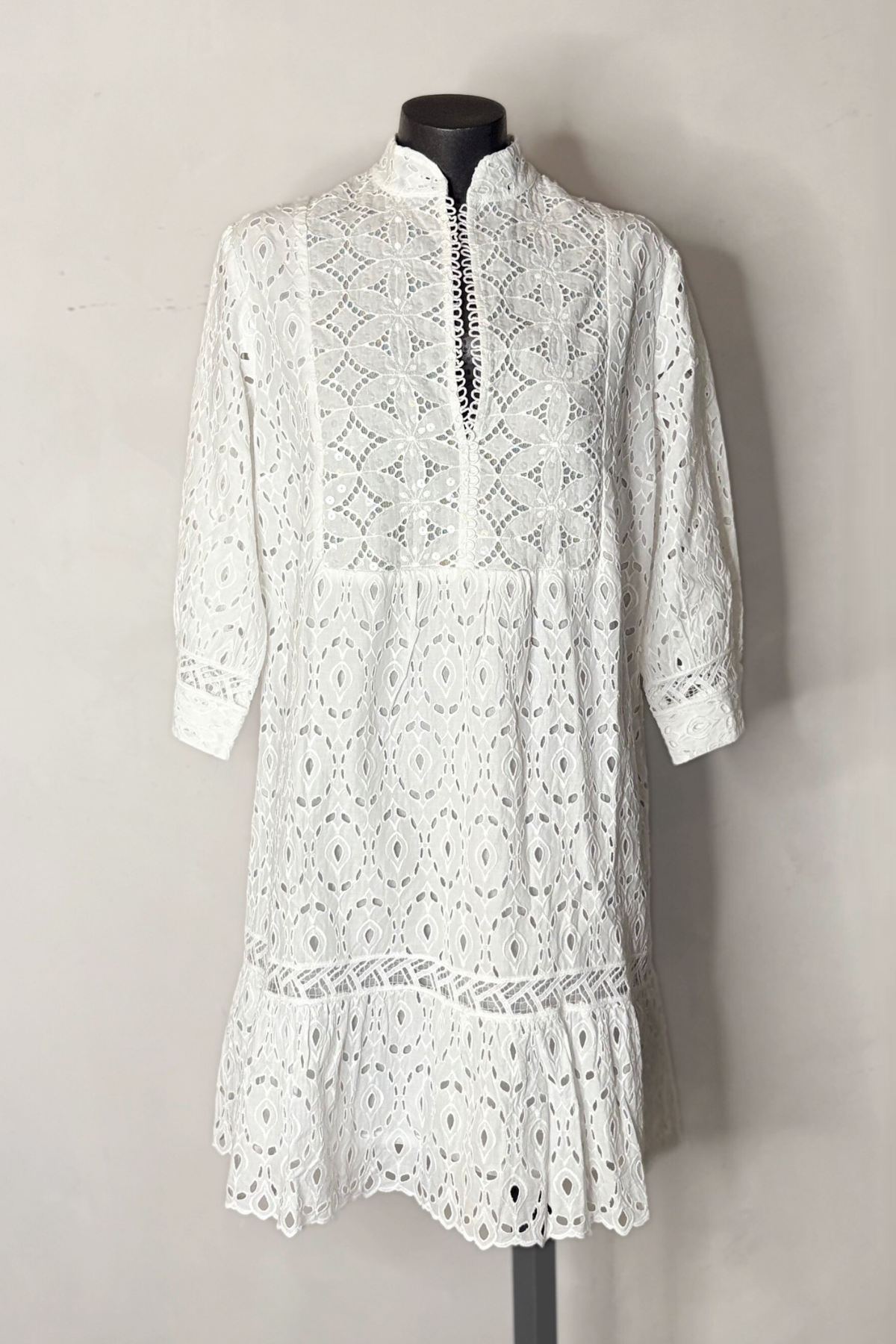 Vestido mini blanco Trigonella con escote cruzado y diseño elegante ideal para verano, cenas y eventos especiales