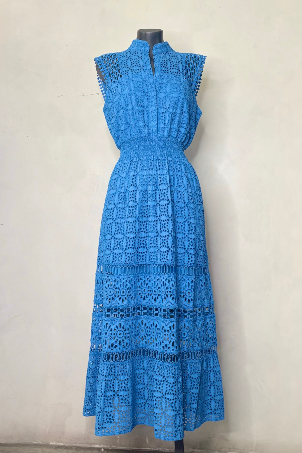 Vestido largo cobalto Ginepro con silueta fluida y diseño elegante ideal para invitada de boda, eventos formales y looks luxury minimal