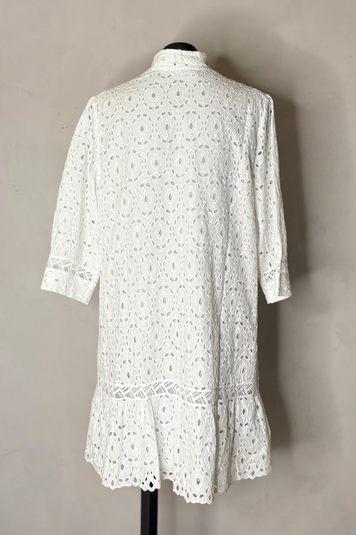 Vista trasera vestido corto blanco fluido con silueta favorecedora y estilo sofisticado perfecto para ocasiones de verano