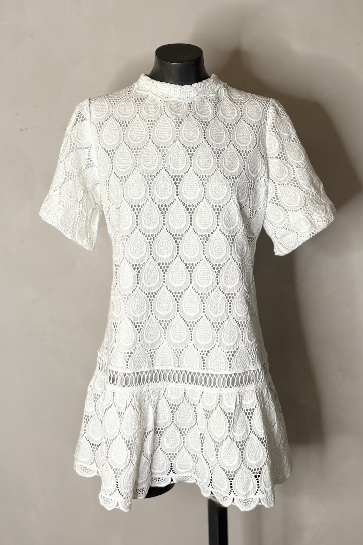 Vestido blanco corto con caída suave y diseño moderno ideal para outfits mediterráneos y estilo lujo relajado