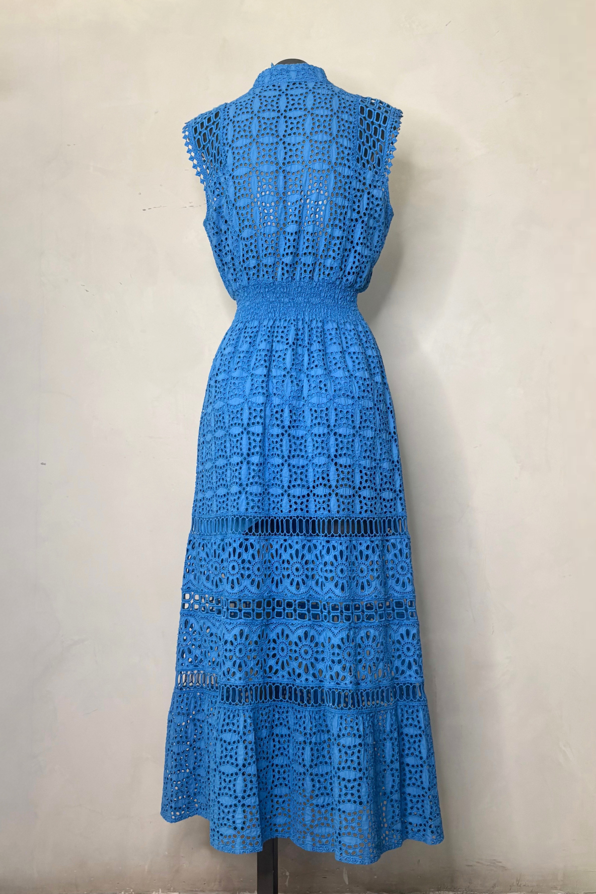 Vista trasera vestido maxi azul cobalto con caída sofisticada y estilo refinado perfecto para galas, fiestas y ocasiones especiales