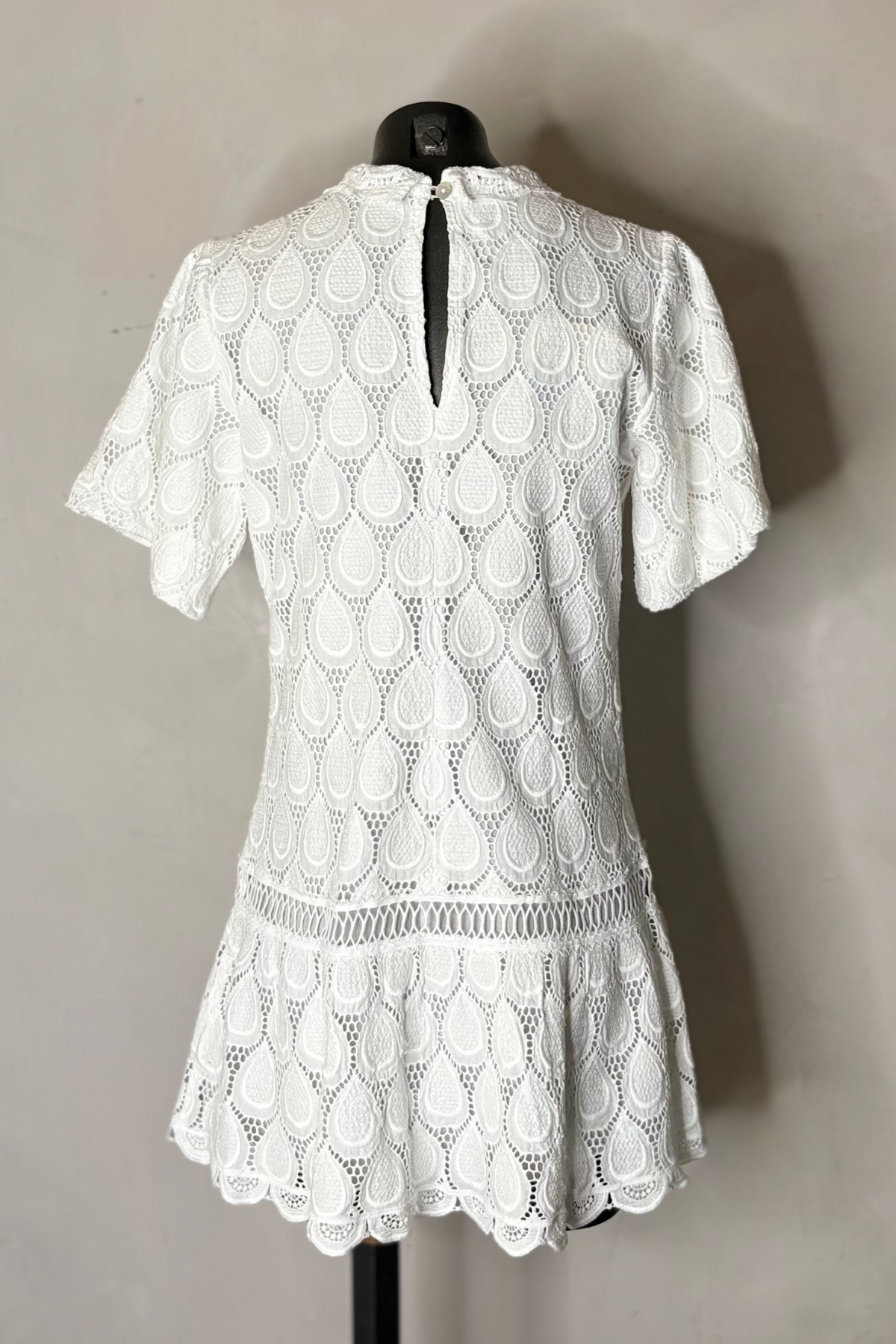 Vista trasera vestido mini blanco Cubebe con acabado fluido y estilo elegante perfecto para cenas y eventos de verano