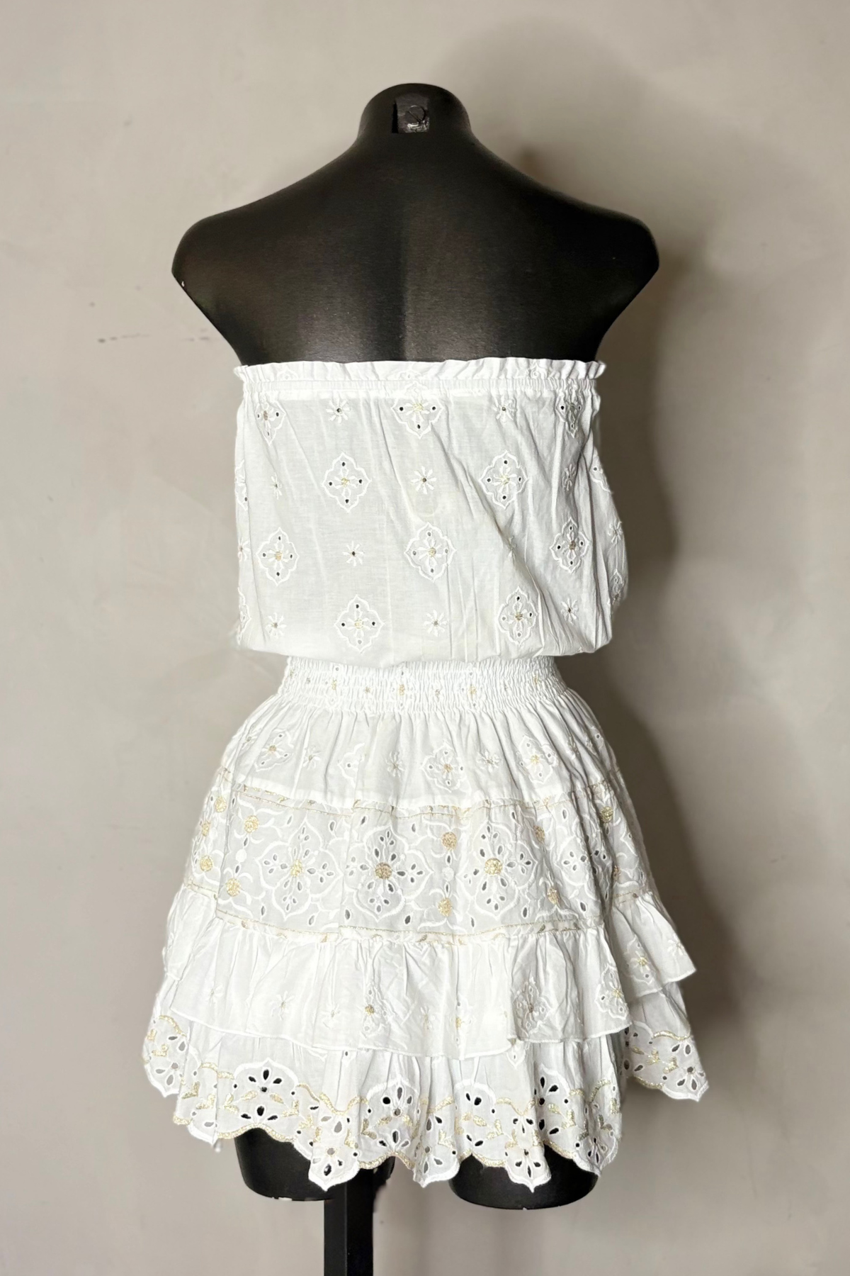 Vista trasera vestido corto blanco fluido y transpirable con estilo versátil perfecto para vacaciones y outfits de verano